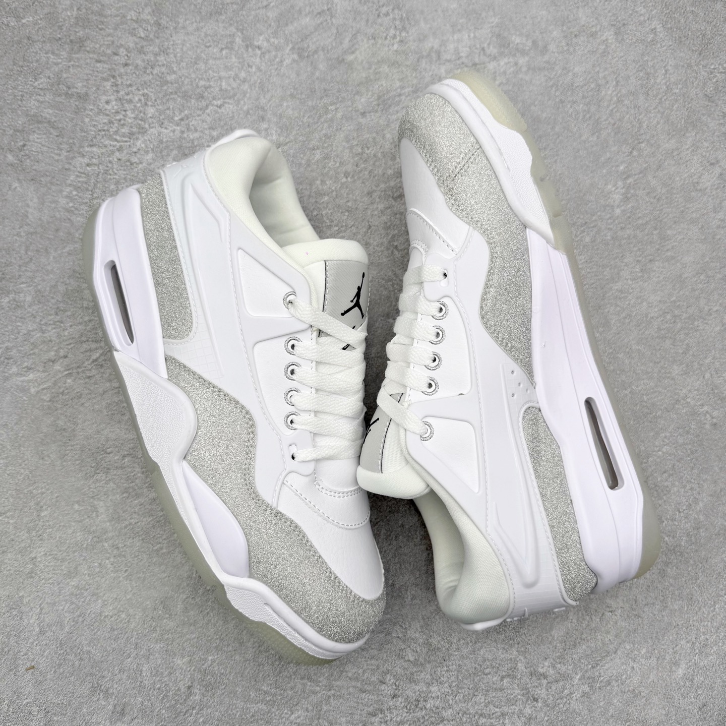 图片[3]-＃KZ纯原 Air Jordan AJ4 RM 重制版低帮复古篮球鞋 HQ3441-111 亲自操刀耗时半年巨作 全套原纸板楦头开发 确保原汁原味 完美呈现版型 一比一鞋头弧度高度鞋身弧度 原厂TPU 正确内里网布 菱角分明不变形无多余毛边 柔软性质感一致于原鞋 原厂织唛标 原厂飞人电绣工艺 尾指中部跳三针 独家绑鞋带手法 印刷中底布 四线拉帮 米色美纹纸贴合固定 进口港宝加持 后跟自然饱满 全鞋荧光划线卡点 追求极致完美 每一双都是工艺品 多重QC质检 超越公司货的品控标准 实实在在的免检产品 采用了低帮的设计 并保留了众多AJ4的经典元素 鞋身以皮革、麂皮材质拼接打造 AJ4经典的TPU材质延伸至后跟 增强鞋款稳定性 而鞋身侧面的网格设计则被取消 尾部的NIKE AIR标志也得到保留 并同时带有飞人logo 中底部分同样搭载了可视AIR气垫 鞋底采用米白色中底和外底呈现 为整个设计收尾 尺码：36 36.5 37.5 38 38.5 39 40 40.5 41 42 42.5 43 44 44.5 45 46 47.5 48.5-选品中心