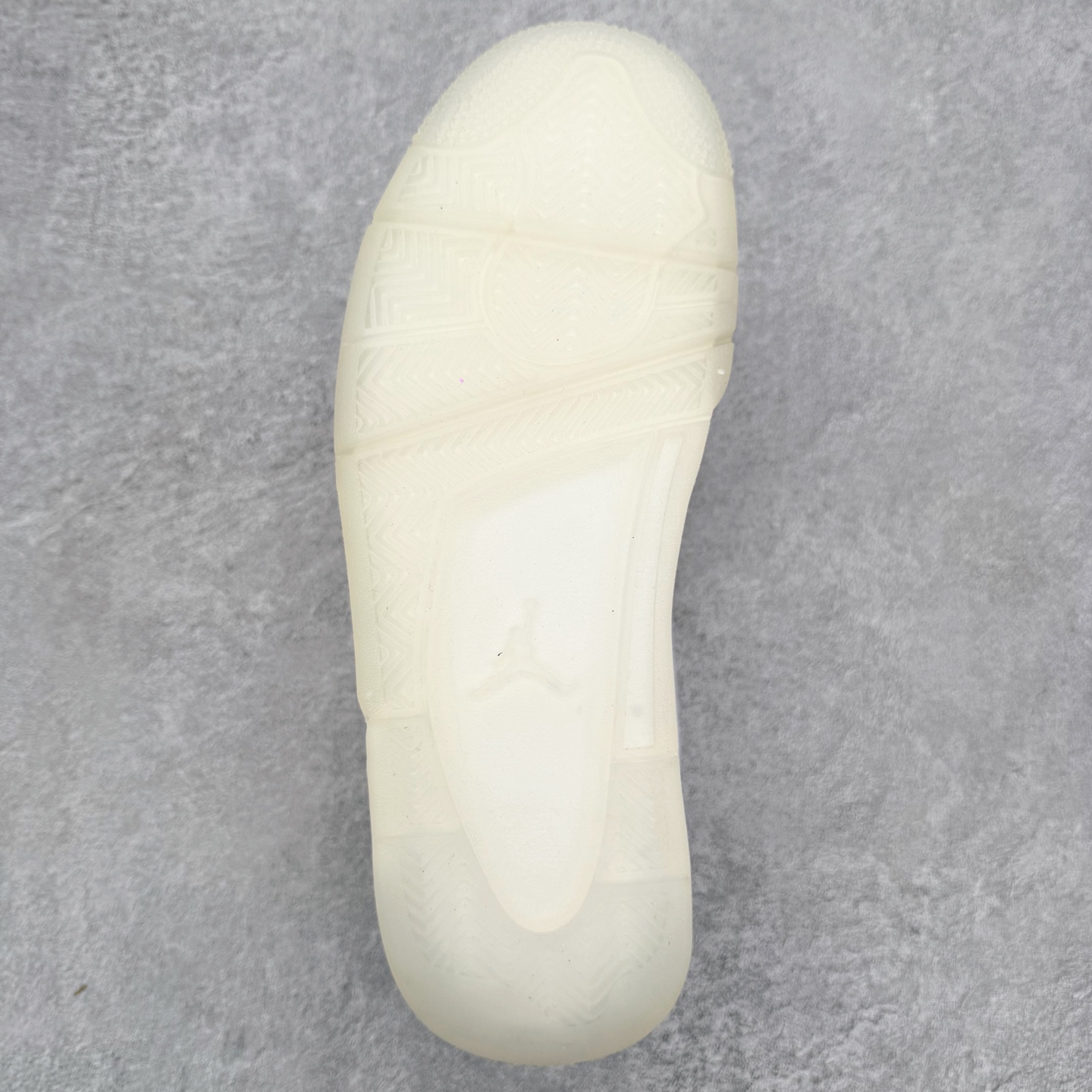 图片[9]-＃KZ纯原 Air Jordan AJ4 RM 重制版低帮复古篮球鞋 HQ3441-111 亲自操刀耗时半年巨作 全套原纸板楦头开发 确保原汁原味 完美呈现版型 一比一鞋头弧度高度鞋身弧度 原厂TPU 正确内里网布 菱角分明不变形无多余毛边 柔软性质感一致于原鞋 原厂织唛标 原厂飞人电绣工艺 尾指中部跳三针 独家绑鞋带手法 印刷中底布 四线拉帮 米色美纹纸贴合固定 进口港宝加持 后跟自然饱满 全鞋荧光划线卡点 追求极致完美 每一双都是工艺品 多重QC质检 超越公司货的品控标准 实实在在的免检产品 采用了低帮的设计 并保留了众多AJ4的经典元素 鞋身以皮革、麂皮材质拼接打造 AJ4经典的TPU材质延伸至后跟 增强鞋款稳定性 而鞋身侧面的网格设计则被取消 尾部的NIKE AIR标志也得到保留 并同时带有飞人logo 中底部分同样搭载了可视AIR气垫 鞋底采用米白色中底和外底呈现 为整个设计收尾 尺码：36 36.5 37.5 38 38.5 39 40 40.5 41 42 42.5 43 44 44.5 45 46 47.5 48.5-选品中心