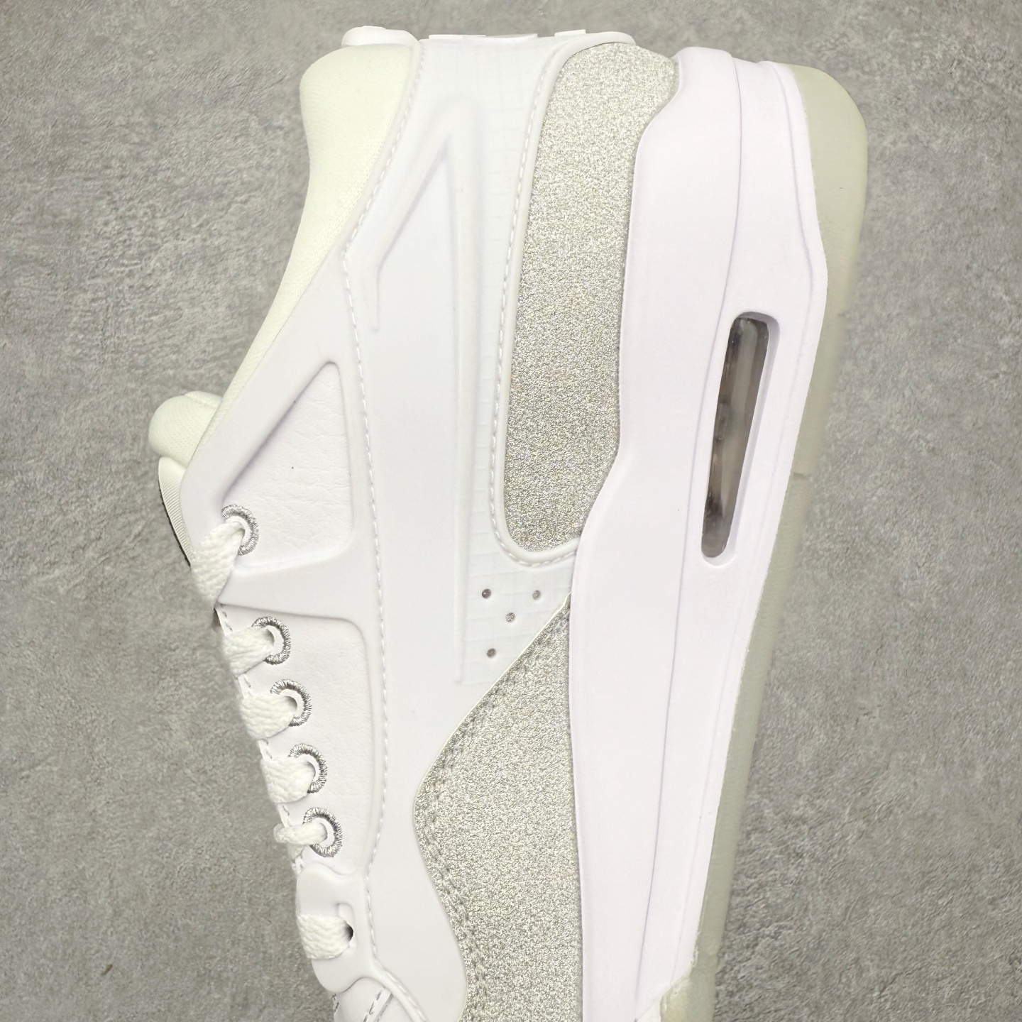 图片[7]-＃KZ纯原 Air Jordan AJ4 RM 重制版低帮复古篮球鞋 HQ3441-111 亲自操刀耗时半年巨作 全套原纸板楦头开发 确保原汁原味 完美呈现版型 一比一鞋头弧度高度鞋身弧度 原厂TPU 正确内里网布 菱角分明不变形无多余毛边 柔软性质感一致于原鞋 原厂织唛标 原厂飞人电绣工艺 尾指中部跳三针 独家绑鞋带手法 印刷中底布 四线拉帮 米色美纹纸贴合固定 进口港宝加持 后跟自然饱满 全鞋荧光划线卡点 追求极致完美 每一双都是工艺品 多重QC质检 超越公司货的品控标准 实实在在的免检产品 采用了低帮的设计 并保留了众多AJ4的经典元素 鞋身以皮革、麂皮材质拼接打造 AJ4经典的TPU材质延伸至后跟 增强鞋款稳定性 而鞋身侧面的网格设计则被取消 尾部的NIKE AIR标志也得到保留 并同时带有飞人logo 中底部分同样搭载了可视AIR气垫 鞋底采用米白色中底和外底呈现 为整个设计收尾 尺码：36 36.5 37.5 38 38.5 39 40 40.5 41 42 42.5 43 44 44.5 45 46 47.5 48.5-选品中心