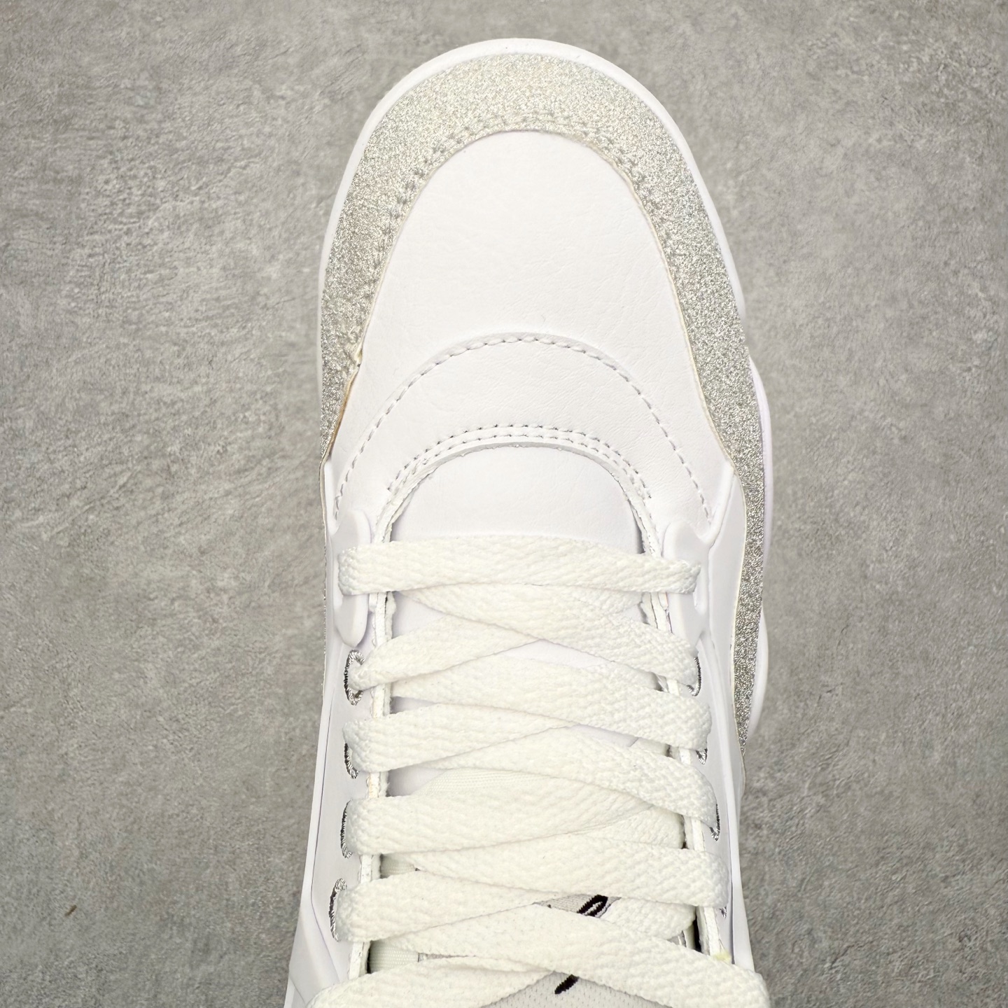 图片[4]-＃KZ纯原 Air Jordan AJ4 RM 重制版低帮复古篮球鞋 HQ3441-111 亲自操刀耗时半年巨作 全套原纸板楦头开发 确保原汁原味 完美呈现版型 一比一鞋头弧度高度鞋身弧度 原厂TPU 正确内里网布 菱角分明不变形无多余毛边 柔软性质感一致于原鞋 原厂织唛标 原厂飞人电绣工艺 尾指中部跳三针 独家绑鞋带手法 印刷中底布 四线拉帮 米色美纹纸贴合固定 进口港宝加持 后跟自然饱满 全鞋荧光划线卡点 追求极致完美 每一双都是工艺品 多重QC质检 超越公司货的品控标准 实实在在的免检产品 采用了低帮的设计 并保留了众多AJ4的经典元素 鞋身以皮革、麂皮材质拼接打造 AJ4经典的TPU材质延伸至后跟 增强鞋款稳定性 而鞋身侧面的网格设计则被取消 尾部的NIKE AIR标志也得到保留 并同时带有飞人logo 中底部分同样搭载了可视AIR气垫 鞋底采用米白色中底和外底呈现 为整个设计收尾 尺码：36 36.5 37.5 38 38.5 39 40 40.5 41 42 42.5 43 44 44.5 45 46 47.5 48.5-选品中心