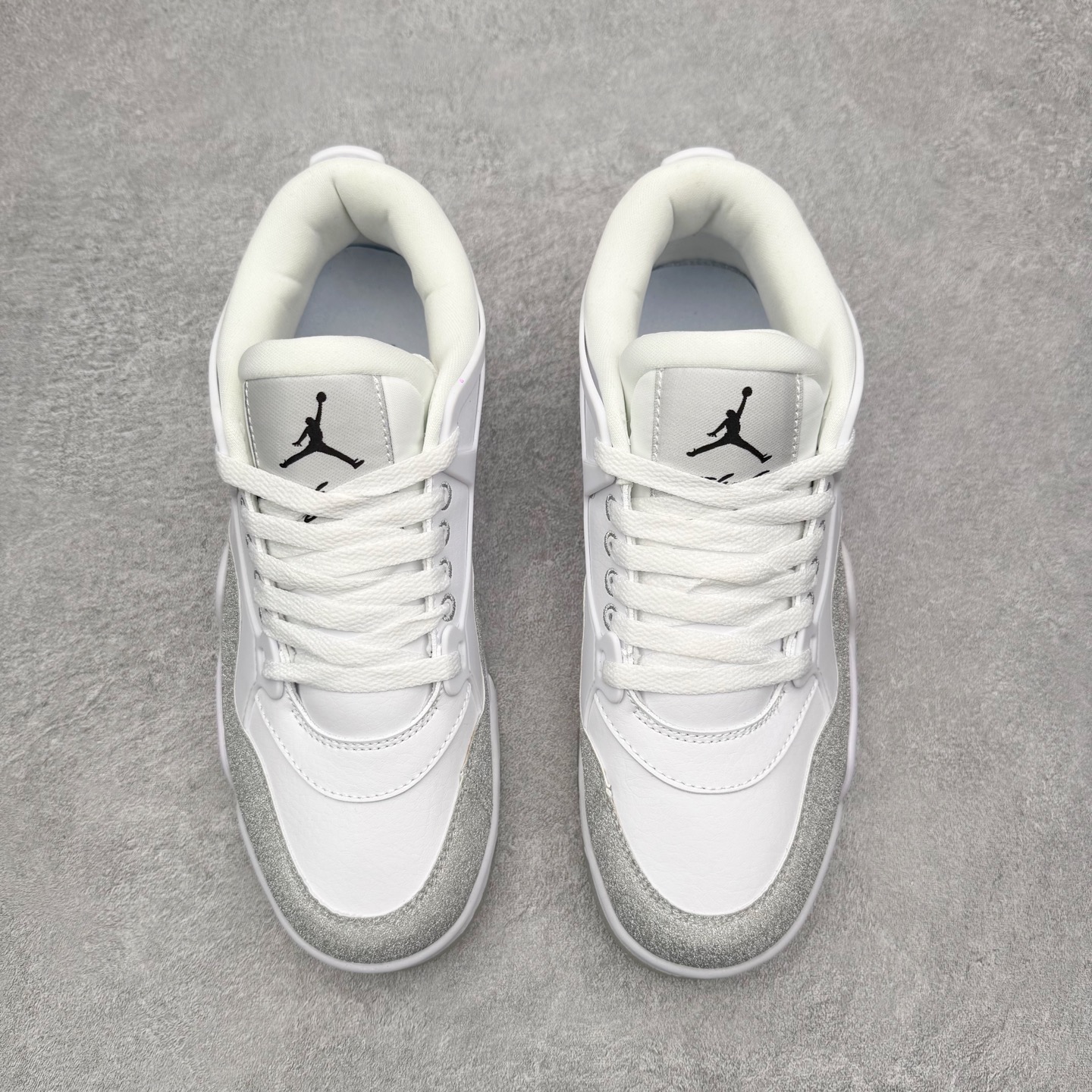 图片[2]-＃KZ纯原 Air Jordan AJ4 RM 重制版低帮复古篮球鞋 HQ3441-111 亲自操刀耗时半年巨作 全套原纸板楦头开发 确保原汁原味 完美呈现版型 一比一鞋头弧度高度鞋身弧度 原厂TPU 正确内里网布 菱角分明不变形无多余毛边 柔软性质感一致于原鞋 原厂织唛标 原厂飞人电绣工艺 尾指中部跳三针 独家绑鞋带手法 印刷中底布 四线拉帮 米色美纹纸贴合固定 进口港宝加持 后跟自然饱满 全鞋荧光划线卡点 追求极致完美 每一双都是工艺品 多重QC质检 超越公司货的品控标准 实实在在的免检产品 采用了低帮的设计 并保留了众多AJ4的经典元素 鞋身以皮革、麂皮材质拼接打造 AJ4经典的TPU材质延伸至后跟 增强鞋款稳定性 而鞋身侧面的网格设计则被取消 尾部的NIKE AIR标志也得到保留 并同时带有飞人logo 中底部分同样搭载了可视AIR气垫 鞋底采用米白色中底和外底呈现 为整个设计收尾 尺码：36 36.5 37.5 38 38.5 39 40 40.5 41 42 42.5 43 44 44.5 45 46 47.5 48.5-选品中心