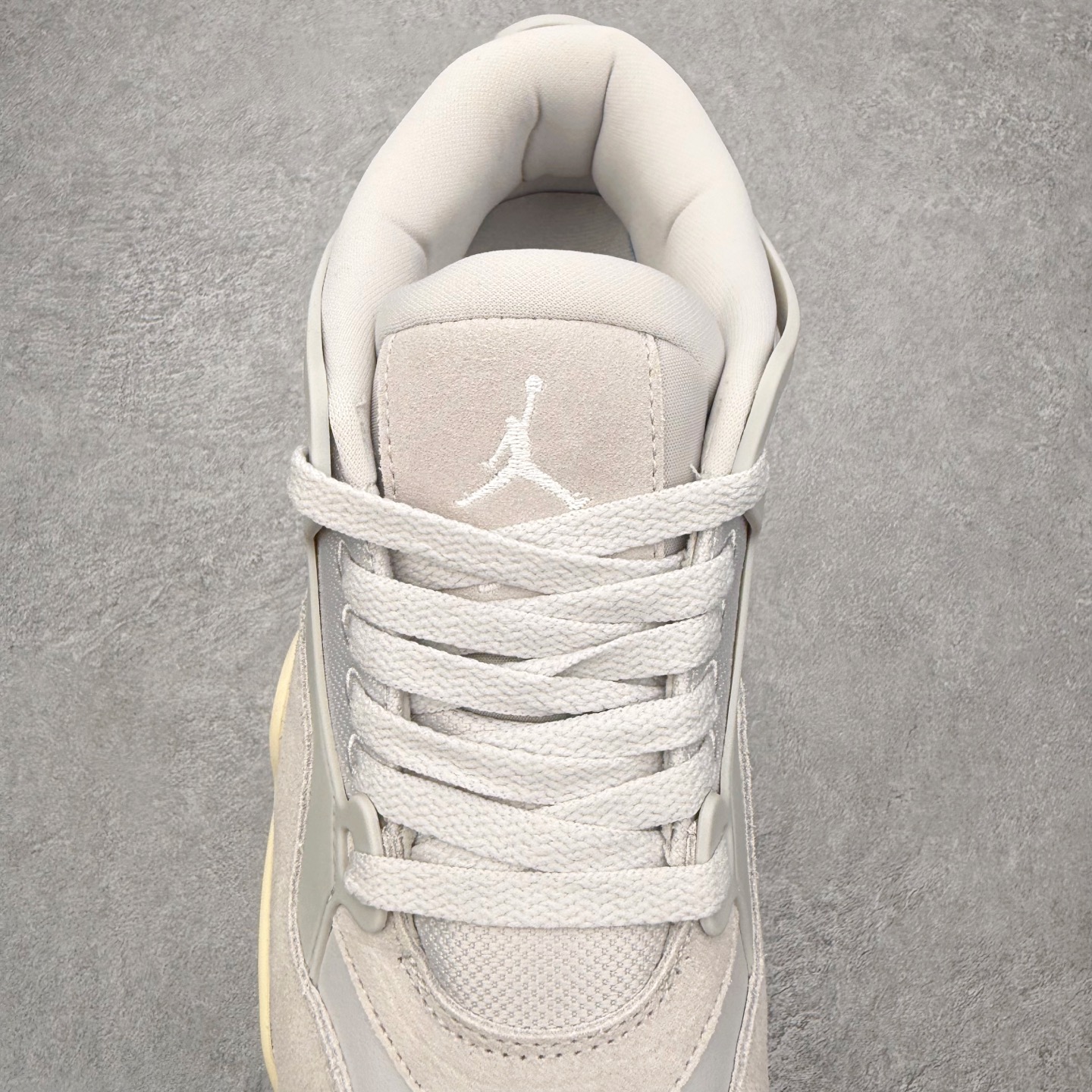 图片[5]-＃KZ纯原 Air Jordan AJ4 RM 重制版低帮复古篮球鞋 FQ7940-001 亲自操刀耗时半年巨作 全套原纸板楦头开发 确保原汁原味 完美呈现版型 一比一鞋头弧度高度鞋身弧度 原厂TPU 正确内里网布 菱角分明不变形无多余毛边 柔软性质感一致于原鞋 原厂织唛标 原厂飞人电绣工艺 尾指中部跳三针 独家绑鞋带手法 印刷中底布 四线拉帮 米色美纹纸贴合固定 进口港宝加持 后跟自然饱满 全鞋荧光划线卡点 追求极致完美 每一双都是工艺品 多重QC质检 超越公司货的品控标准 实实在在的免检产品 采用了低帮的设计 并保留了众多AJ4的经典元素 鞋身以皮革、麂皮材质拼接打造 AJ4经典的TPU材质延伸至后跟 增强鞋款稳定性 而鞋身侧面的网格设计则被取消 尾部的NIKE AIR标志也得到保留 并同时带有飞人logo 中底部分同样搭载了可视AIR气垫 鞋底采用米白色中底和外底呈现 为整个设计收尾 尺码：36 36.5 37.5 38 38.5 39 40 40.5 41 42 42.5 43 44 44.5 45 46 47.5 48.5-选品中心