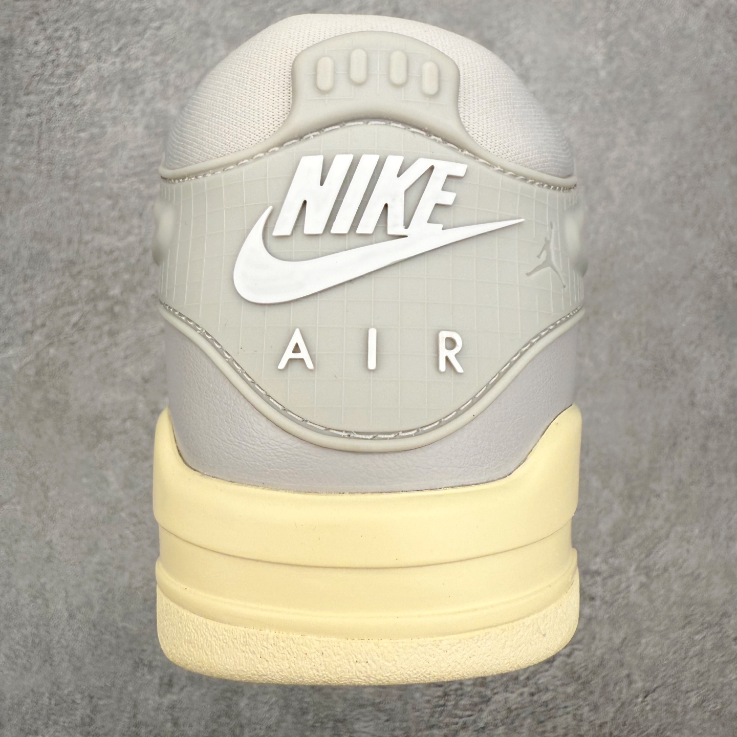 图片[8]-＃KZ纯原 Air Jordan AJ4 RM 重制版低帮复古篮球鞋 FQ7940-001 亲自操刀耗时半年巨作 全套原纸板楦头开发 确保原汁原味 完美呈现版型 一比一鞋头弧度高度鞋身弧度 原厂TPU 正确内里网布 菱角分明不变形无多余毛边 柔软性质感一致于原鞋 原厂织唛标 原厂飞人电绣工艺 尾指中部跳三针 独家绑鞋带手法 印刷中底布 四线拉帮 米色美纹纸贴合固定 进口港宝加持 后跟自然饱满 全鞋荧光划线卡点 追求极致完美 每一双都是工艺品 多重QC质检 超越公司货的品控标准 实实在在的免检产品 采用了低帮的设计 并保留了众多AJ4的经典元素 鞋身以皮革、麂皮材质拼接打造 AJ4经典的TPU材质延伸至后跟 增强鞋款稳定性 而鞋身侧面的网格设计则被取消 尾部的NIKE AIR标志也得到保留 并同时带有飞人logo 中底部分同样搭载了可视AIR气垫 鞋底采用米白色中底和外底呈现 为整个设计收尾 尺码：36 36.5 37.5 38 38.5 39 40 40.5 41 42 42.5 43 44 44.5 45 46 47.5 48.5-选品中心