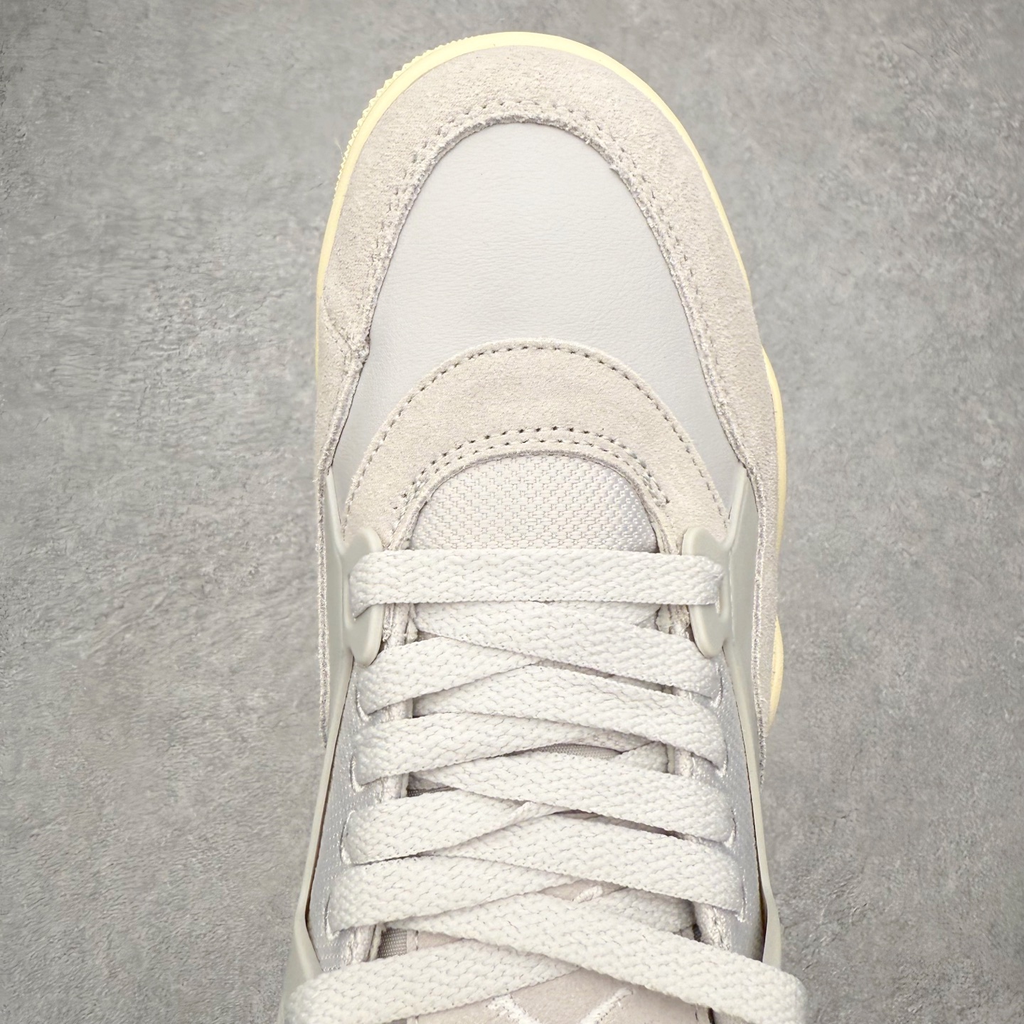 图片[4]-＃KZ纯原 Air Jordan AJ4 RM 重制版低帮复古篮球鞋 FQ7940-001 亲自操刀耗时半年巨作 全套原纸板楦头开发 确保原汁原味 完美呈现版型 一比一鞋头弧度高度鞋身弧度 原厂TPU 正确内里网布 菱角分明不变形无多余毛边 柔软性质感一致于原鞋 原厂织唛标 原厂飞人电绣工艺 尾指中部跳三针 独家绑鞋带手法 印刷中底布 四线拉帮 米色美纹纸贴合固定 进口港宝加持 后跟自然饱满 全鞋荧光划线卡点 追求极致完美 每一双都是工艺品 多重QC质检 超越公司货的品控标准 实实在在的免检产品 采用了低帮的设计 并保留了众多AJ4的经典元素 鞋身以皮革、麂皮材质拼接打造 AJ4经典的TPU材质延伸至后跟 增强鞋款稳定性 而鞋身侧面的网格设计则被取消 尾部的NIKE AIR标志也得到保留 并同时带有飞人logo 中底部分同样搭载了可视AIR气垫 鞋底采用米白色中底和外底呈现 为整个设计收尾 尺码：36 36.5 37.5 38 38.5 39 40 40.5 41 42 42.5 43 44 44.5 45 46 47.5 48.5-选品中心