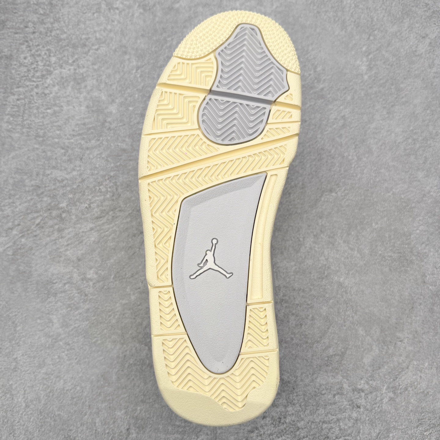 图片[9]-＃KZ纯原 Air Jordan AJ4 RM 重制版低帮复古篮球鞋 FQ7940-001 亲自操刀耗时半年巨作 全套原纸板楦头开发 确保原汁原味 完美呈现版型 一比一鞋头弧度高度鞋身弧度 原厂TPU 正确内里网布 菱角分明不变形无多余毛边 柔软性质感一致于原鞋 原厂织唛标 原厂飞人电绣工艺 尾指中部跳三针 独家绑鞋带手法 印刷中底布 四线拉帮 米色美纹纸贴合固定 进口港宝加持 后跟自然饱满 全鞋荧光划线卡点 追求极致完美 每一双都是工艺品 多重QC质检 超越公司货的品控标准 实实在在的免检产品 采用了低帮的设计 并保留了众多AJ4的经典元素 鞋身以皮革、麂皮材质拼接打造 AJ4经典的TPU材质延伸至后跟 增强鞋款稳定性 而鞋身侧面的网格设计则被取消 尾部的NIKE AIR标志也得到保留 并同时带有飞人logo 中底部分同样搭载了可视AIR气垫 鞋底采用米白色中底和外底呈现 为整个设计收尾 尺码：36 36.5 37.5 38 38.5 39 40 40.5 41 42 42.5 43 44 44.5 45 46 47.5 48.5-选品中心