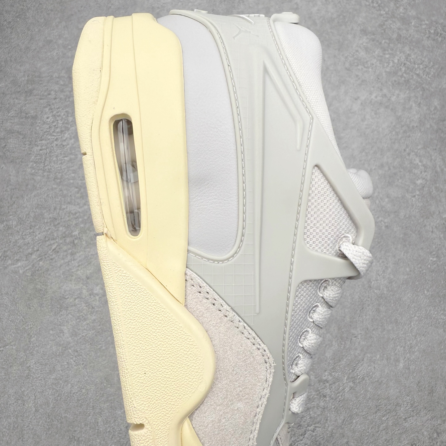 图片[6]-＃KZ纯原 Air Jordan AJ4 RM 重制版低帮复古篮球鞋 FQ7940-001 亲自操刀耗时半年巨作 全套原纸板楦头开发 确保原汁原味 完美呈现版型 一比一鞋头弧度高度鞋身弧度 原厂TPU 正确内里网布 菱角分明不变形无多余毛边 柔软性质感一致于原鞋 原厂织唛标 原厂飞人电绣工艺 尾指中部跳三针 独家绑鞋带手法 印刷中底布 四线拉帮 米色美纹纸贴合固定 进口港宝加持 后跟自然饱满 全鞋荧光划线卡点 追求极致完美 每一双都是工艺品 多重QC质检 超越公司货的品控标准 实实在在的免检产品 采用了低帮的设计 并保留了众多AJ4的经典元素 鞋身以皮革、麂皮材质拼接打造 AJ4经典的TPU材质延伸至后跟 增强鞋款稳定性 而鞋身侧面的网格设计则被取消 尾部的NIKE AIR标志也得到保留 并同时带有飞人logo 中底部分同样搭载了可视AIR气垫 鞋底采用米白色中底和外底呈现 为整个设计收尾 尺码：36 36.5 37.5 38 38.5 39 40 40.5 41 42 42.5 43 44 44.5 45 46 47.5 48.5-选品中心