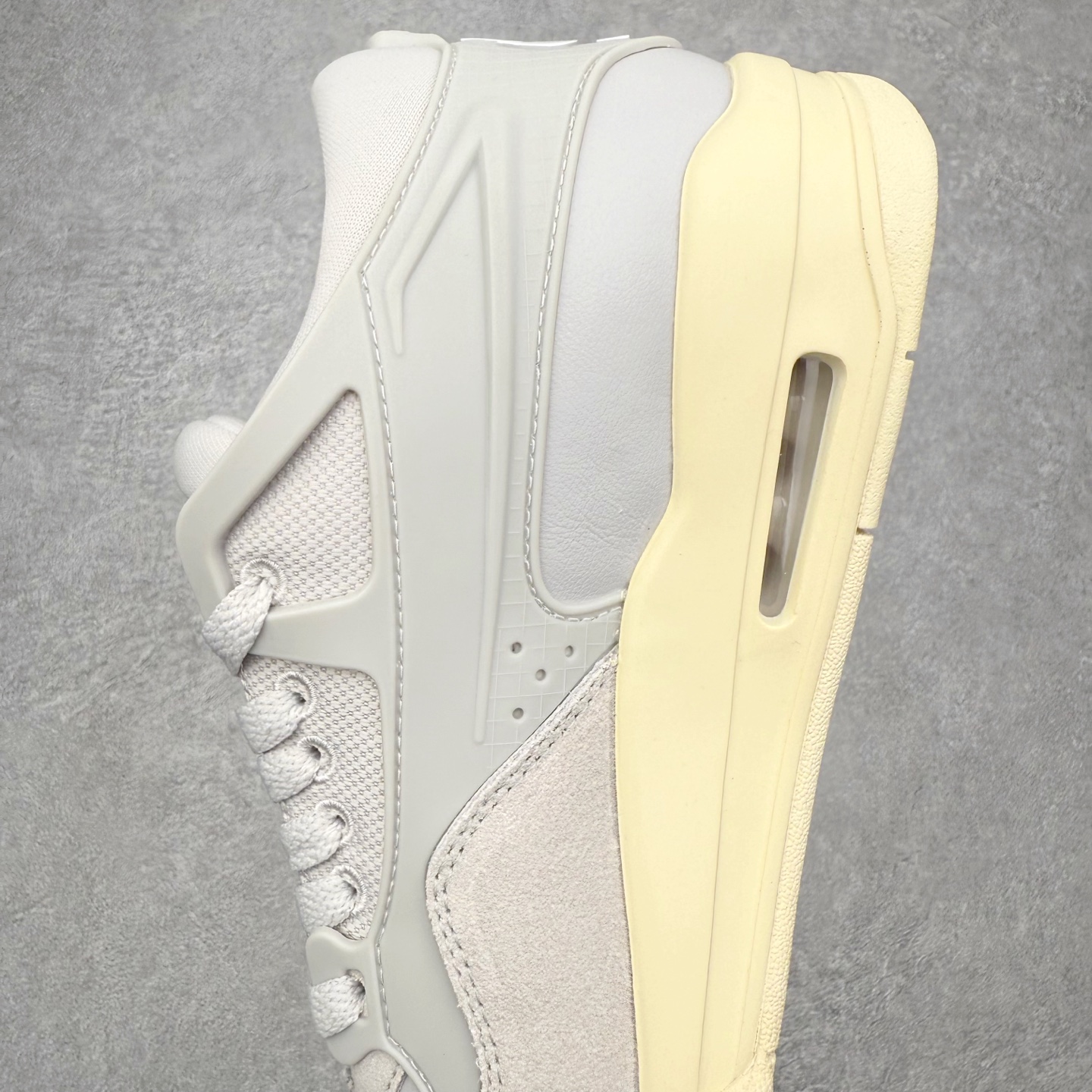 图片[7]-＃KZ纯原 Air Jordan AJ4 RM 重制版低帮复古篮球鞋 FQ7940-001 亲自操刀耗时半年巨作 全套原纸板楦头开发 确保原汁原味 完美呈现版型 一比一鞋头弧度高度鞋身弧度 原厂TPU 正确内里网布 菱角分明不变形无多余毛边 柔软性质感一致于原鞋 原厂织唛标 原厂飞人电绣工艺 尾指中部跳三针 独家绑鞋带手法 印刷中底布 四线拉帮 米色美纹纸贴合固定 进口港宝加持 后跟自然饱满 全鞋荧光划线卡点 追求极致完美 每一双都是工艺品 多重QC质检 超越公司货的品控标准 实实在在的免检产品 采用了低帮的设计 并保留了众多AJ4的经典元素 鞋身以皮革、麂皮材质拼接打造 AJ4经典的TPU材质延伸至后跟 增强鞋款稳定性 而鞋身侧面的网格设计则被取消 尾部的NIKE AIR标志也得到保留 并同时带有飞人logo 中底部分同样搭载了可视AIR气垫 鞋底采用米白色中底和外底呈现 为整个设计收尾 尺码：36 36.5 37.5 38 38.5 39 40 40.5 41 42 42.5 43 44 44.5 45 46 47.5 48.5-选品中心