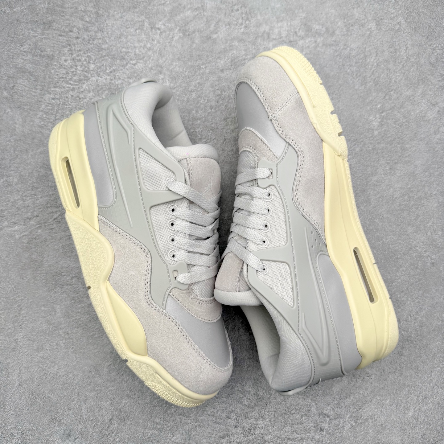 图片[3]-＃KZ纯原 Air Jordan AJ4 RM 重制版低帮复古篮球鞋 FQ7940-001 亲自操刀耗时半年巨作 全套原纸板楦头开发 确保原汁原味 完美呈现版型 一比一鞋头弧度高度鞋身弧度 原厂TPU 正确内里网布 菱角分明不变形无多余毛边 柔软性质感一致于原鞋 原厂织唛标 原厂飞人电绣工艺 尾指中部跳三针 独家绑鞋带手法 印刷中底布 四线拉帮 米色美纹纸贴合固定 进口港宝加持 后跟自然饱满 全鞋荧光划线卡点 追求极致完美 每一双都是工艺品 多重QC质检 超越公司货的品控标准 实实在在的免检产品 采用了低帮的设计 并保留了众多AJ4的经典元素 鞋身以皮革、麂皮材质拼接打造 AJ4经典的TPU材质延伸至后跟 增强鞋款稳定性 而鞋身侧面的网格设计则被取消 尾部的NIKE AIR标志也得到保留 并同时带有飞人logo 中底部分同样搭载了可视AIR气垫 鞋底采用米白色中底和外底呈现 为整个设计收尾 尺码：36 36.5 37.5 38 38.5 39 40 40.5 41 42 42.5 43 44 44.5 45 46 47.5 48.5-选品中心