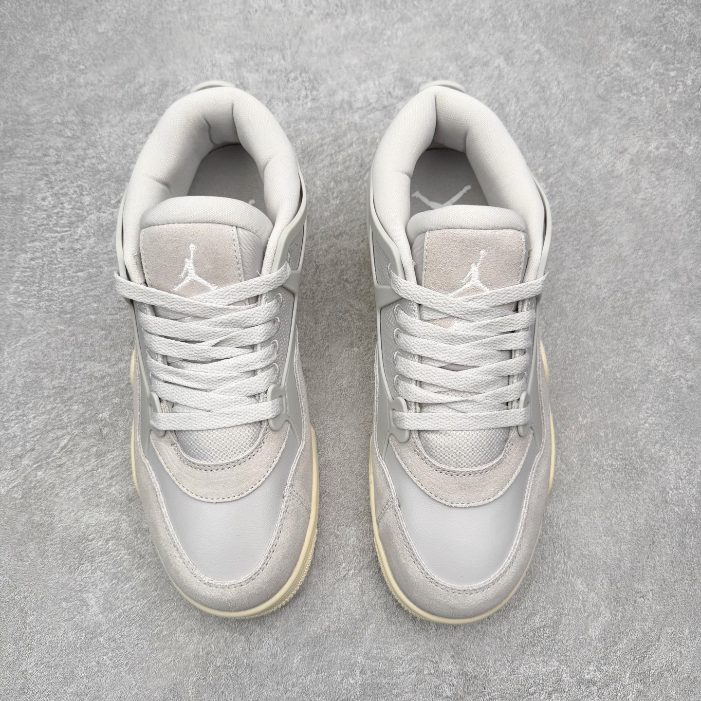 图片[2]-＃KZ纯原 Air Jordan AJ4 RM 重制版低帮复古篮球鞋 FQ7940-001 亲自操刀耗时半年巨作 全套原纸板楦头开发 确保原汁原味 完美呈现版型 一比一鞋头弧度高度鞋身弧度 原厂TPU 正确内里网布 菱角分明不变形无多余毛边 柔软性质感一致于原鞋 原厂织唛标 原厂飞人电绣工艺 尾指中部跳三针 独家绑鞋带手法 印刷中底布 四线拉帮 米色美纹纸贴合固定 进口港宝加持 后跟自然饱满 全鞋荧光划线卡点 追求极致完美 每一双都是工艺品 多重QC质检 超越公司货的品控标准 实实在在的免检产品 采用了低帮的设计 并保留了众多AJ4的经典元素 鞋身以皮革、麂皮材质拼接打造 AJ4经典的TPU材质延伸至后跟 增强鞋款稳定性 而鞋身侧面的网格设计则被取消 尾部的NIKE AIR标志也得到保留 并同时带有飞人logo 中底部分同样搭载了可视AIR气垫 鞋底采用米白色中底和外底呈现 为整个设计收尾 尺码：36 36.5 37.5 38 38.5 39 40 40.5 41 42 42.5 43 44 44.5 45 46 47.5 48.5-选品中心