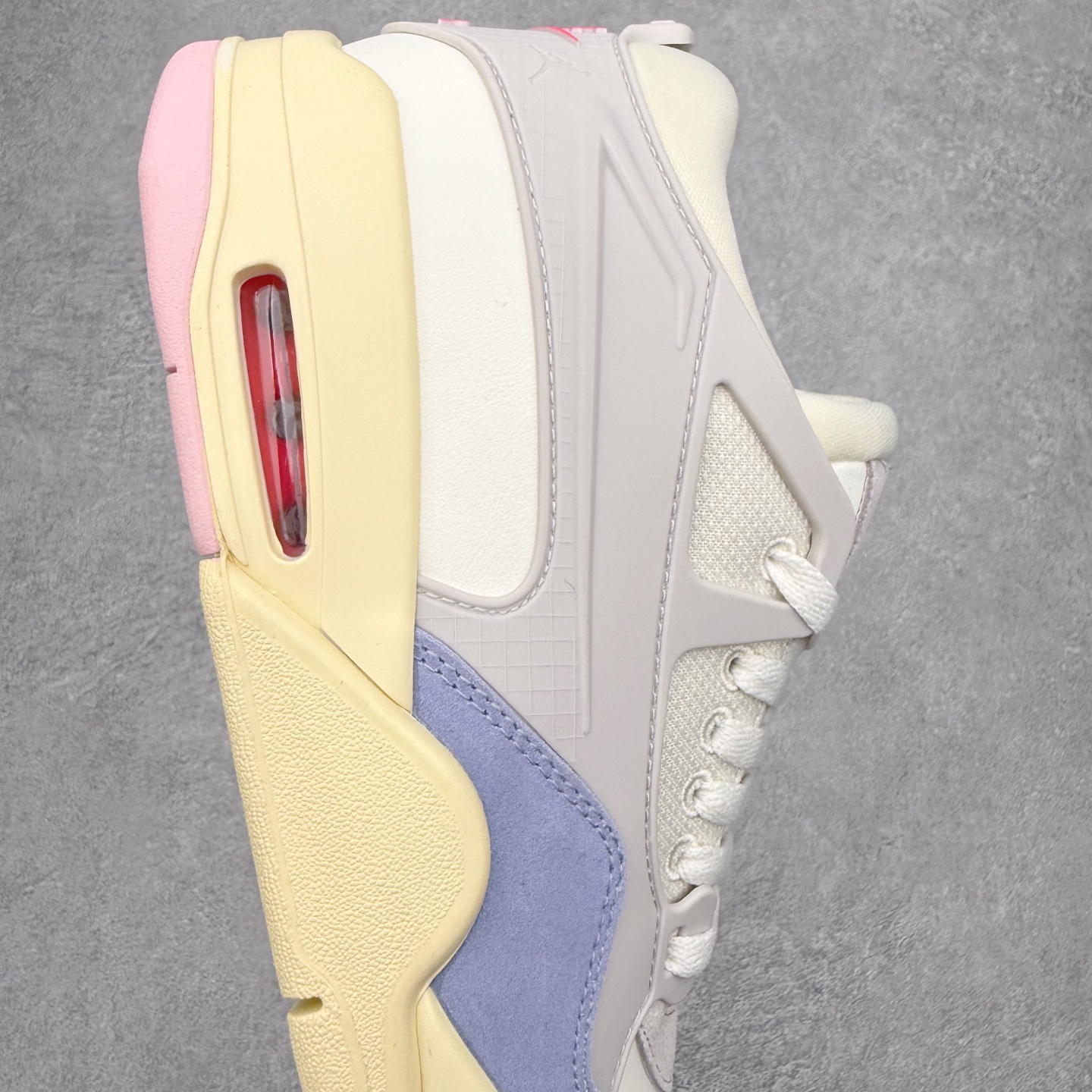 图片[7]-＃KZ纯原 Air Jordan AJ4 RM 重制版低帮复古篮球鞋 IB4466-025 亲自操刀耗时半年巨作 全套原纸板楦头开发 确保原汁原味 完美呈现版型 一比一鞋头弧度高度鞋身弧度 原厂TPU 正确内里网布 菱角分明不变形无多余毛边 柔软性质感一致于原鞋 原厂织唛标 原厂飞人电绣工艺 尾指中部跳三针 独家绑鞋带手法 印刷中底布 四线拉帮 米色美纹纸贴合固定 进口港宝加持 后跟自然饱满 全鞋荧光划线卡点 追求极致完美 每一双都是工艺品 多重QC质检 超越公司货的品控标准 实实在在的免检产品 采用了低帮的设计 并保留了众多AJ4的经典元素 鞋身以皮革、麂皮材质拼接打造 AJ4经典的TPU材质延伸至后跟 增强鞋款稳定性 而鞋身侧面的网格设计则被取消 尾部的NIKE AIR标志也得到保留 并同时带有飞人logo 中底部分同样搭载了可视AIR气垫 鞋底采用米白色中底和外底呈现 为整个设计收尾 尺码：36 36.5 37.5 38 38.5 39 40 40.5 41 42 42.5 43 44 44.5 45 46 47.5 48.5-选品中心