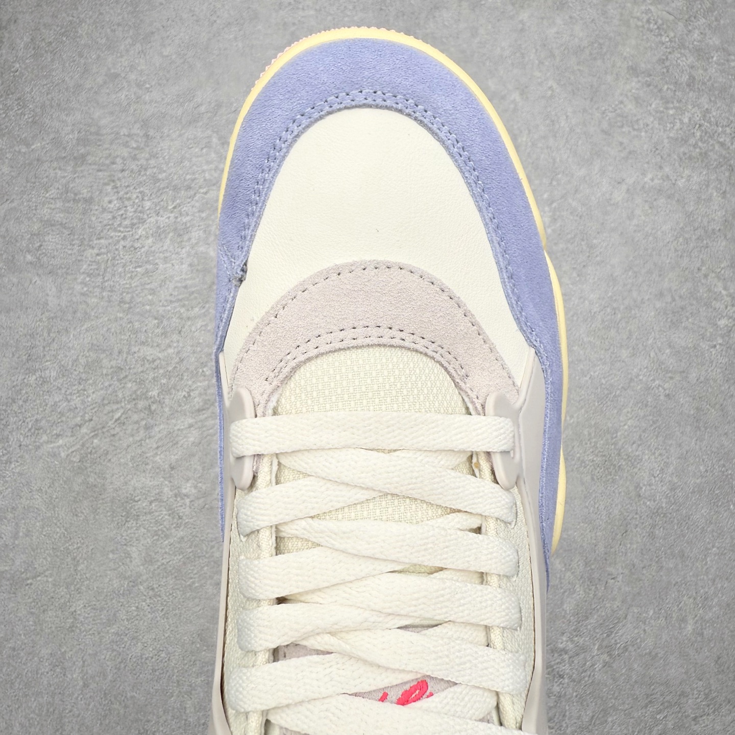 图片[4]-＃KZ纯原 Air Jordan AJ4 RM 重制版低帮复古篮球鞋 IB4466-025 亲自操刀耗时半年巨作 全套原纸板楦头开发 确保原汁原味 完美呈现版型 一比一鞋头弧度高度鞋身弧度 原厂TPU 正确内里网布 菱角分明不变形无多余毛边 柔软性质感一致于原鞋 原厂织唛标 原厂飞人电绣工艺 尾指中部跳三针 独家绑鞋带手法 印刷中底布 四线拉帮 米色美纹纸贴合固定 进口港宝加持 后跟自然饱满 全鞋荧光划线卡点 追求极致完美 每一双都是工艺品 多重QC质检 超越公司货的品控标准 实实在在的免检产品 采用了低帮的设计 并保留了众多AJ4的经典元素 鞋身以皮革、麂皮材质拼接打造 AJ4经典的TPU材质延伸至后跟 增强鞋款稳定性 而鞋身侧面的网格设计则被取消 尾部的NIKE AIR标志也得到保留 并同时带有飞人logo 中底部分同样搭载了可视AIR气垫 鞋底采用米白色中底和外底呈现 为整个设计收尾 尺码：36 36.5 37.5 38 38.5 39 40 40.5 41 42 42.5 43 44 44.5 45 46 47.5 48.5-选品中心