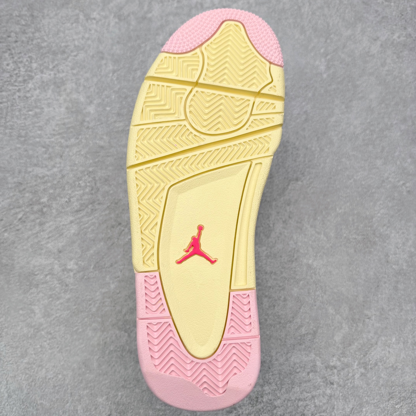 图片[9]-＃KZ纯原 Air Jordan AJ4 RM 重制版低帮复古篮球鞋 IB4466-025 亲自操刀耗时半年巨作 全套原纸板楦头开发 确保原汁原味 完美呈现版型 一比一鞋头弧度高度鞋身弧度 原厂TPU 正确内里网布 菱角分明不变形无多余毛边 柔软性质感一致于原鞋 原厂织唛标 原厂飞人电绣工艺 尾指中部跳三针 独家绑鞋带手法 印刷中底布 四线拉帮 米色美纹纸贴合固定 进口港宝加持 后跟自然饱满 全鞋荧光划线卡点 追求极致完美 每一双都是工艺品 多重QC质检 超越公司货的品控标准 实实在在的免检产品 采用了低帮的设计 并保留了众多AJ4的经典元素 鞋身以皮革、麂皮材质拼接打造 AJ4经典的TPU材质延伸至后跟 增强鞋款稳定性 而鞋身侧面的网格设计则被取消 尾部的NIKE AIR标志也得到保留 并同时带有飞人logo 中底部分同样搭载了可视AIR气垫 鞋底采用米白色中底和外底呈现 为整个设计收尾 尺码：36 36.5 37.5 38 38.5 39 40 40.5 41 42 42.5 43 44 44.5 45 46 47.5 48.5-选品中心