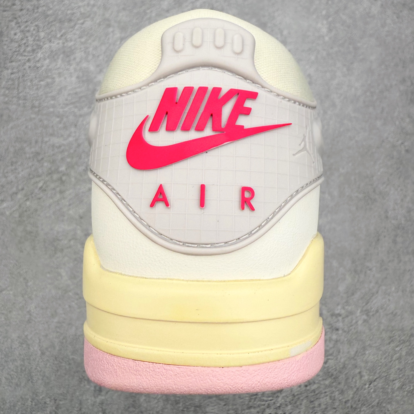 图片[8]-＃KZ纯原 Air Jordan AJ4 RM 重制版低帮复古篮球鞋 IB4466-025 亲自操刀耗时半年巨作 全套原纸板楦头开发 确保原汁原味 完美呈现版型 一比一鞋头弧度高度鞋身弧度 原厂TPU 正确内里网布 菱角分明不变形无多余毛边 柔软性质感一致于原鞋 原厂织唛标 原厂飞人电绣工艺 尾指中部跳三针 独家绑鞋带手法 印刷中底布 四线拉帮 米色美纹纸贴合固定 进口港宝加持 后跟自然饱满 全鞋荧光划线卡点 追求极致完美 每一双都是工艺品 多重QC质检 超越公司货的品控标准 实实在在的免检产品 采用了低帮的设计 并保留了众多AJ4的经典元素 鞋身以皮革、麂皮材质拼接打造 AJ4经典的TPU材质延伸至后跟 增强鞋款稳定性 而鞋身侧面的网格设计则被取消 尾部的NIKE AIR标志也得到保留 并同时带有飞人logo 中底部分同样搭载了可视AIR气垫 鞋底采用米白色中底和外底呈现 为整个设计收尾 尺码：36 36.5 37.5 38 38.5 39 40 40.5 41 42 42.5 43 44 44.5 45 46 47.5 48.5-选品中心