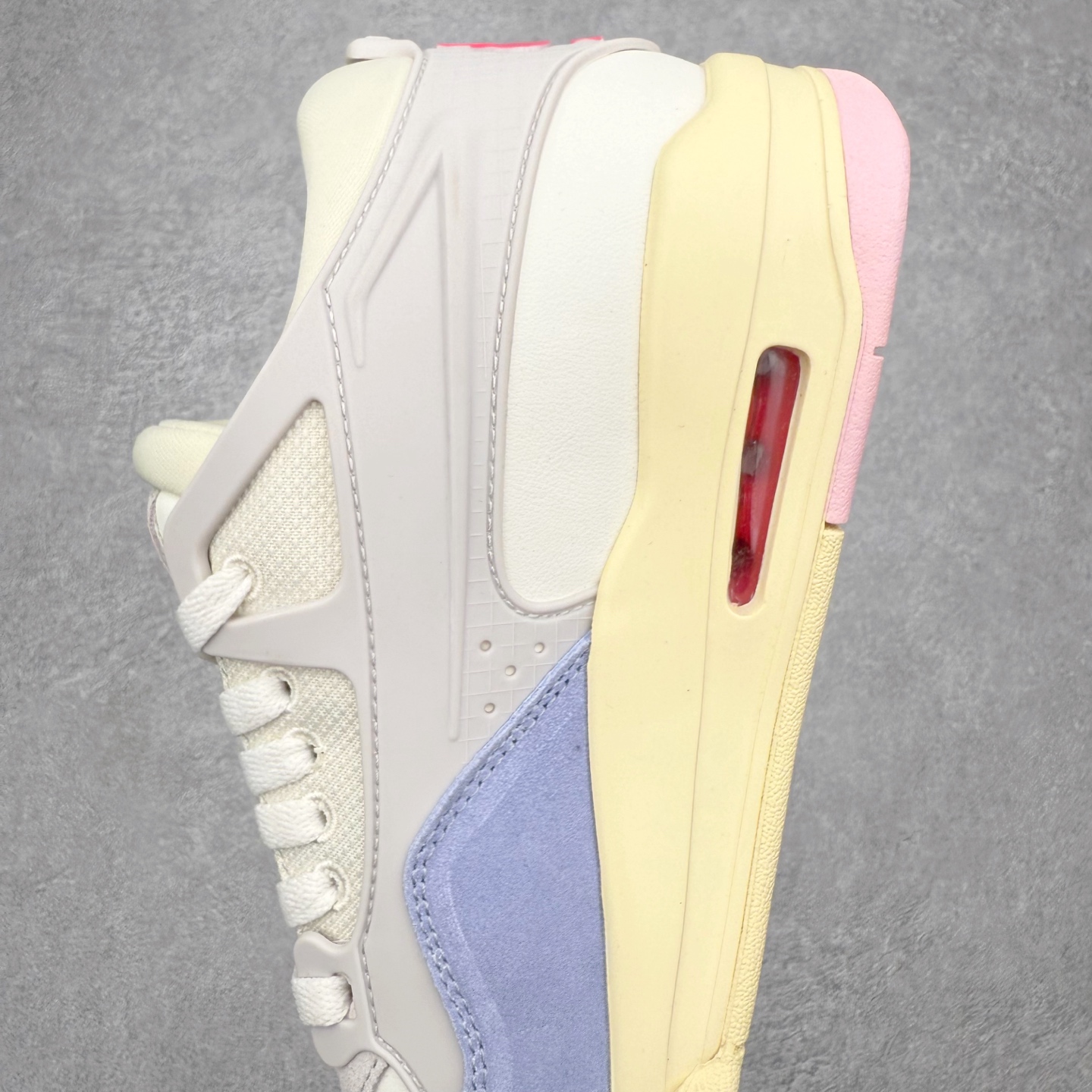 图片[6]-＃KZ纯原 Air Jordan AJ4 RM 重制版低帮复古篮球鞋 IB4466-025 亲自操刀耗时半年巨作 全套原纸板楦头开发 确保原汁原味 完美呈现版型 一比一鞋头弧度高度鞋身弧度 原厂TPU 正确内里网布 菱角分明不变形无多余毛边 柔软性质感一致于原鞋 原厂织唛标 原厂飞人电绣工艺 尾指中部跳三针 独家绑鞋带手法 印刷中底布 四线拉帮 米色美纹纸贴合固定 进口港宝加持 后跟自然饱满 全鞋荧光划线卡点 追求极致完美 每一双都是工艺品 多重QC质检 超越公司货的品控标准 实实在在的免检产品 采用了低帮的设计 并保留了众多AJ4的经典元素 鞋身以皮革、麂皮材质拼接打造 AJ4经典的TPU材质延伸至后跟 增强鞋款稳定性 而鞋身侧面的网格设计则被取消 尾部的NIKE AIR标志也得到保留 并同时带有飞人logo 中底部分同样搭载了可视AIR气垫 鞋底采用米白色中底和外底呈现 为整个设计收尾 尺码：36 36.5 37.5 38 38.5 39 40 40.5 41 42 42.5 43 44 44.5 45 46 47.5 48.5-选品中心