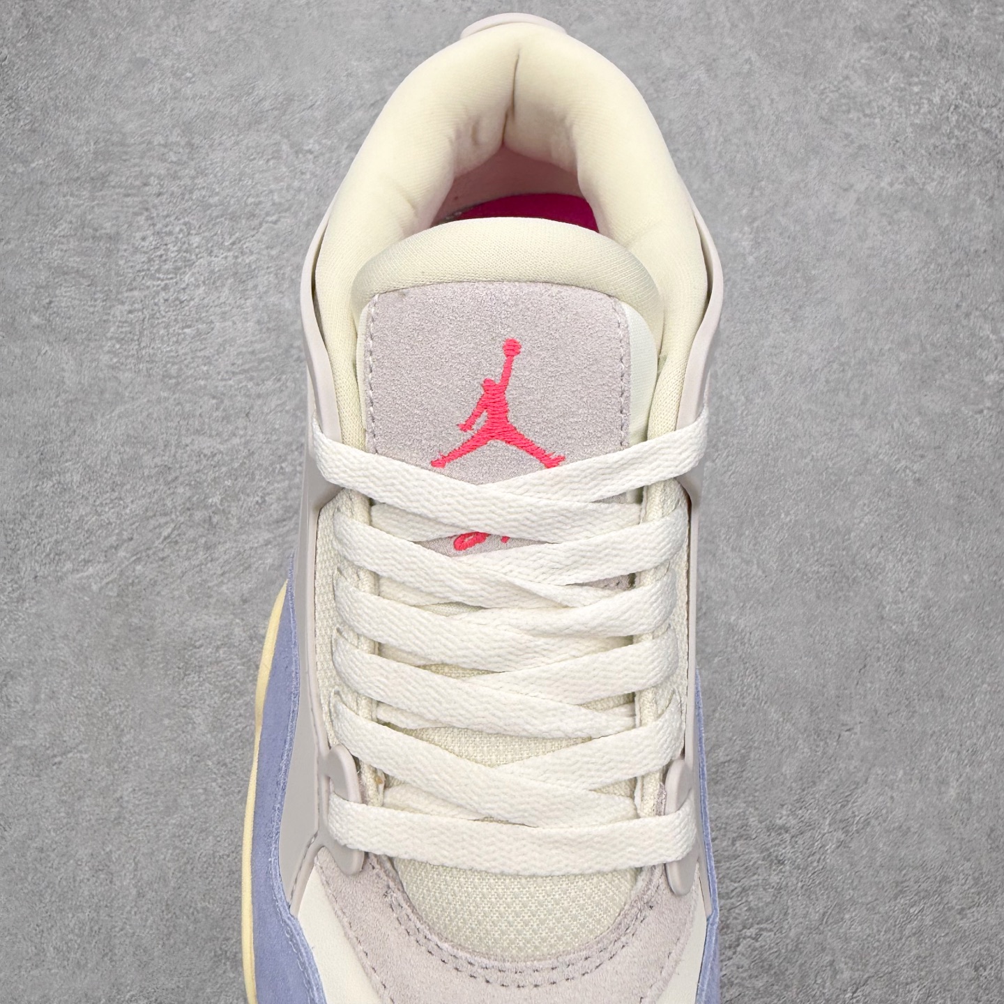 图片[5]-＃KZ纯原 Air Jordan AJ4 RM 重制版低帮复古篮球鞋 IB4466-025 亲自操刀耗时半年巨作 全套原纸板楦头开发 确保原汁原味 完美呈现版型 一比一鞋头弧度高度鞋身弧度 原厂TPU 正确内里网布 菱角分明不变形无多余毛边 柔软性质感一致于原鞋 原厂织唛标 原厂飞人电绣工艺 尾指中部跳三针 独家绑鞋带手法 印刷中底布 四线拉帮 米色美纹纸贴合固定 进口港宝加持 后跟自然饱满 全鞋荧光划线卡点 追求极致完美 每一双都是工艺品 多重QC质检 超越公司货的品控标准 实实在在的免检产品 采用了低帮的设计 并保留了众多AJ4的经典元素 鞋身以皮革、麂皮材质拼接打造 AJ4经典的TPU材质延伸至后跟 增强鞋款稳定性 而鞋身侧面的网格设计则被取消 尾部的NIKE AIR标志也得到保留 并同时带有飞人logo 中底部分同样搭载了可视AIR气垫 鞋底采用米白色中底和外底呈现 为整个设计收尾 尺码：36 36.5 37.5 38 38.5 39 40 40.5 41 42 42.5 43 44 44.5 45 46 47.5 48.5-选品中心