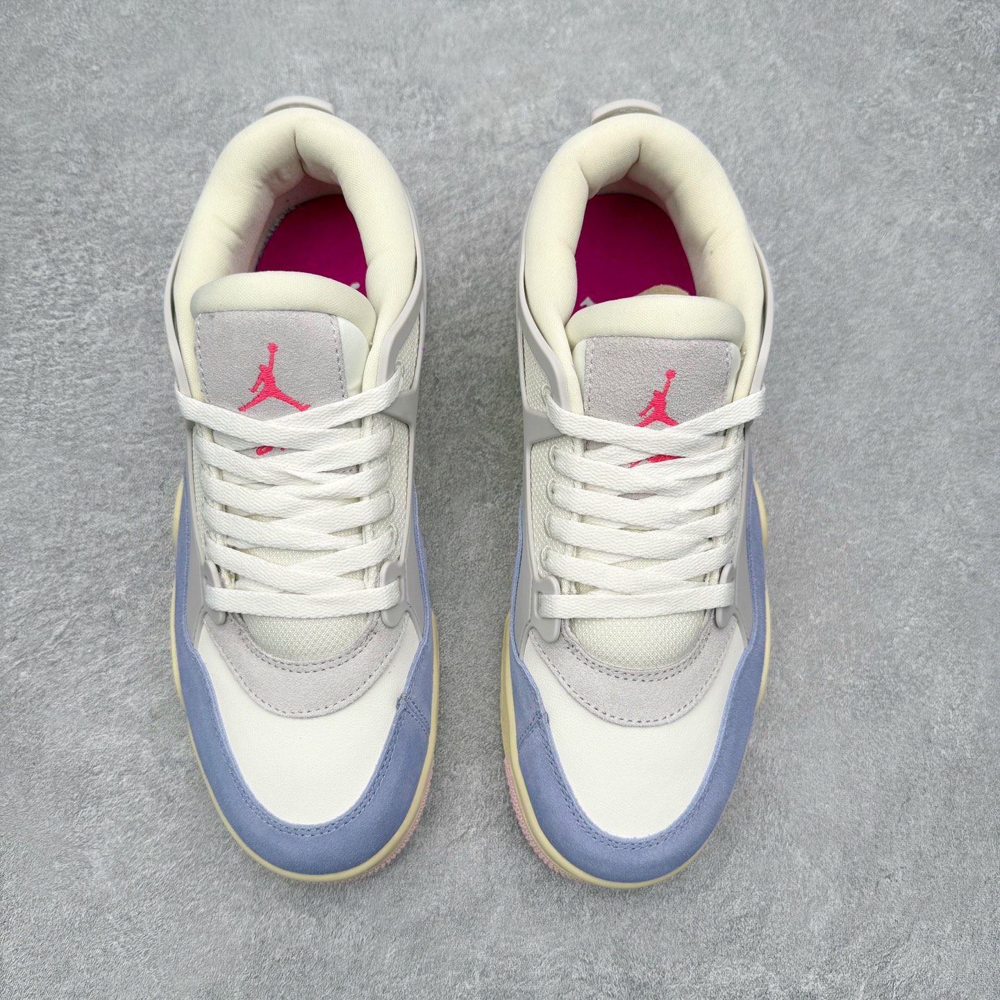 图片[2]-＃KZ纯原 Air Jordan AJ4 RM 重制版低帮复古篮球鞋 IB4466-025 亲自操刀耗时半年巨作 全套原纸板楦头开发 确保原汁原味 完美呈现版型 一比一鞋头弧度高度鞋身弧度 原厂TPU 正确内里网布 菱角分明不变形无多余毛边 柔软性质感一致于原鞋 原厂织唛标 原厂飞人电绣工艺 尾指中部跳三针 独家绑鞋带手法 印刷中底布 四线拉帮 米色美纹纸贴合固定 进口港宝加持 后跟自然饱满 全鞋荧光划线卡点 追求极致完美 每一双都是工艺品 多重QC质检 超越公司货的品控标准 实实在在的免检产品 采用了低帮的设计 并保留了众多AJ4的经典元素 鞋身以皮革、麂皮材质拼接打造 AJ4经典的TPU材质延伸至后跟 增强鞋款稳定性 而鞋身侧面的网格设计则被取消 尾部的NIKE AIR标志也得到保留 并同时带有飞人logo 中底部分同样搭载了可视AIR气垫 鞋底采用米白色中底和外底呈现 为整个设计收尾 尺码：36 36.5 37.5 38 38.5 39 40 40.5 41 42 42.5 43 44 44.5 45 46 47.5 48.5-选品中心