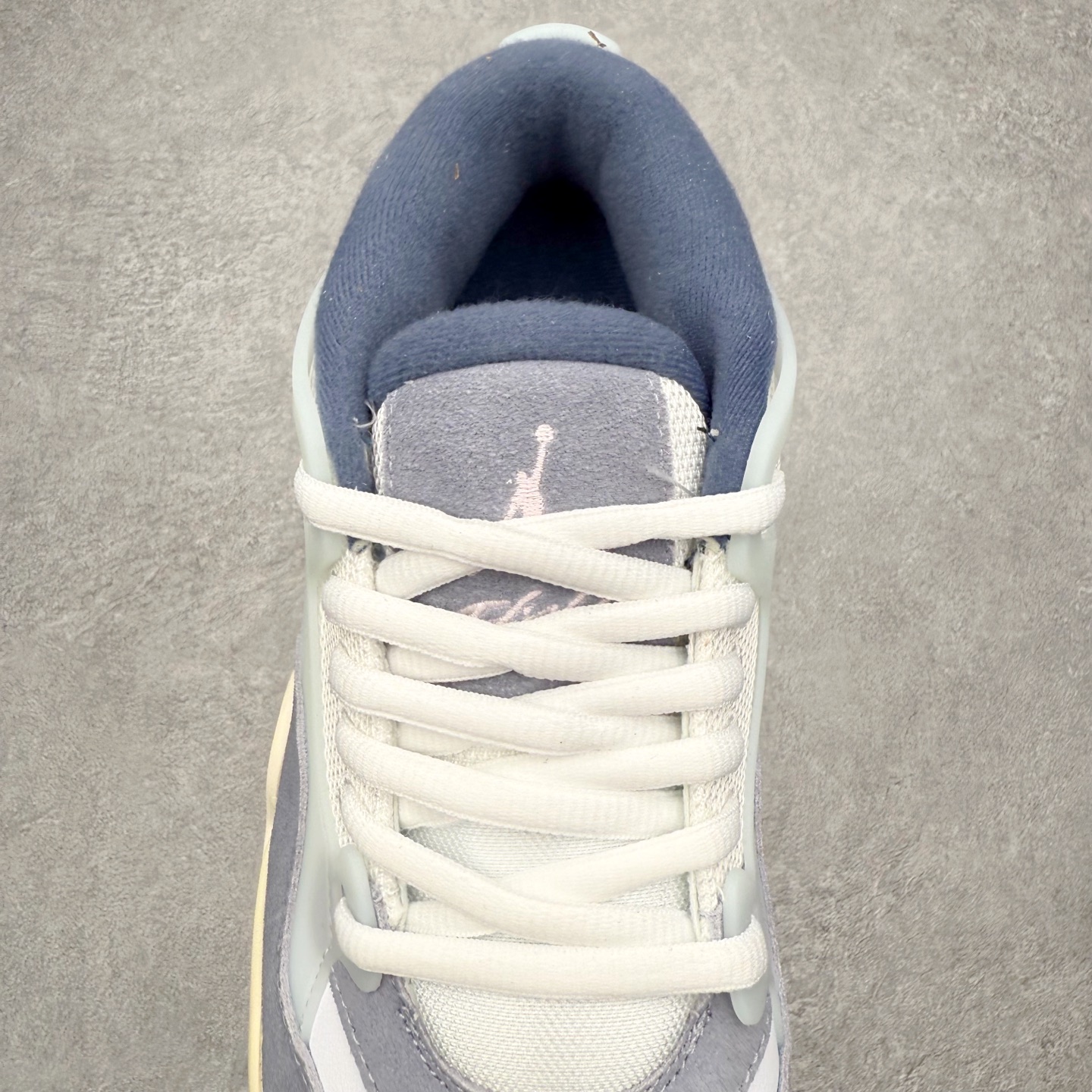 图片[5]-＃KZ纯原 Air Jordan AJ4 RM 重制版低帮复古篮球鞋 FQ7939-101 亲自操刀耗时半年巨作 全套原纸板楦头开发 确保原汁原味 完美呈现版型 一比一鞋头弧度高度鞋身弧度 原厂TPU 正确内里网布 菱角分明不变形无多余毛边 柔软性质感一致于原鞋 原厂织唛标 原厂飞人电绣工艺 尾指中部跳三针 独家绑鞋带手法 印刷中底布 四线拉帮 米色美纹纸贴合固定 进口港宝加持 后跟自然饱满 全鞋荧光划线卡点 追求极致完美 每一双都是工艺品 多重QC质检 超越公司货的品控标准 实实在在的免检产品 采用了低帮的设计 并保留了众多AJ4的经典元素 鞋身以皮革、麂皮材质拼接打造 AJ4经典的TPU材质延伸至后跟 增强鞋款稳定性 而鞋身侧面的网格设计则被取消 尾部的NIKE AIR标志也得到保留 并同时带有飞人logo 中底部分同样搭载了可视AIR气垫 鞋底采用米白色中底和外底呈现 为整个设计收尾 尺码：36 36.5 37.5 38 38.5 39 40 40.5 41 42 42.5 43 44 44.5 45 46 47.5 48.5-选品中心