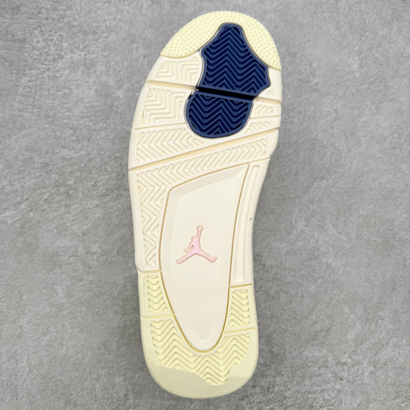 图片[9]-＃KZ纯原 Air Jordan AJ4 RM 重制版低帮复古篮球鞋 FQ7939-101 亲自操刀耗时半年巨作 全套原纸板楦头开发 确保原汁原味 完美呈现版型 一比一鞋头弧度高度鞋身弧度 原厂TPU 正确内里网布 菱角分明不变形无多余毛边 柔软性质感一致于原鞋 原厂织唛标 原厂飞人电绣工艺 尾指中部跳三针 独家绑鞋带手法 印刷中底布 四线拉帮 米色美纹纸贴合固定 进口港宝加持 后跟自然饱满 全鞋荧光划线卡点 追求极致完美 每一双都是工艺品 多重QC质检 超越公司货的品控标准 实实在在的免检产品 采用了低帮的设计 并保留了众多AJ4的经典元素 鞋身以皮革、麂皮材质拼接打造 AJ4经典的TPU材质延伸至后跟 增强鞋款稳定性 而鞋身侧面的网格设计则被取消 尾部的NIKE AIR标志也得到保留 并同时带有飞人logo 中底部分同样搭载了可视AIR气垫 鞋底采用米白色中底和外底呈现 为整个设计收尾 尺码：36 36.5 37.5 38 38.5 39 40 40.5 41 42 42.5 43 44 44.5 45 46 47.5 48.5-选品中心