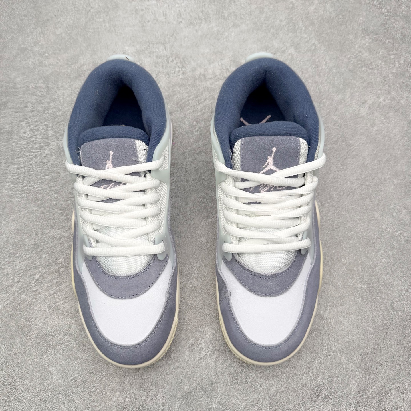 图片[2]-＃KZ纯原 Air Jordan AJ4 RM 重制版低帮复古篮球鞋 FQ7939-101 亲自操刀耗时半年巨作 全套原纸板楦头开发 确保原汁原味 完美呈现版型 一比一鞋头弧度高度鞋身弧度 原厂TPU 正确内里网布 菱角分明不变形无多余毛边 柔软性质感一致于原鞋 原厂织唛标 原厂飞人电绣工艺 尾指中部跳三针 独家绑鞋带手法 印刷中底布 四线拉帮 米色美纹纸贴合固定 进口港宝加持 后跟自然饱满 全鞋荧光划线卡点 追求极致完美 每一双都是工艺品 多重QC质检 超越公司货的品控标准 实实在在的免检产品 采用了低帮的设计 并保留了众多AJ4的经典元素 鞋身以皮革、麂皮材质拼接打造 AJ4经典的TPU材质延伸至后跟 增强鞋款稳定性 而鞋身侧面的网格设计则被取消 尾部的NIKE AIR标志也得到保留 并同时带有飞人logo 中底部分同样搭载了可视AIR气垫 鞋底采用米白色中底和外底呈现 为整个设计收尾 尺码：36 36.5 37.5 38 38.5 39 40 40.5 41 42 42.5 43 44 44.5 45 46 47.5 48.5-选品中心