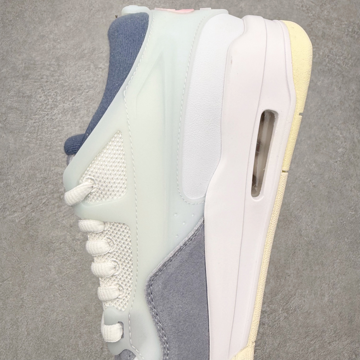 图片[7]-＃KZ纯原 Air Jordan AJ4 RM 重制版低帮复古篮球鞋 FQ7939-101 亲自操刀耗时半年巨作 全套原纸板楦头开发 确保原汁原味 完美呈现版型 一比一鞋头弧度高度鞋身弧度 原厂TPU 正确内里网布 菱角分明不变形无多余毛边 柔软性质感一致于原鞋 原厂织唛标 原厂飞人电绣工艺 尾指中部跳三针 独家绑鞋带手法 印刷中底布 四线拉帮 米色美纹纸贴合固定 进口港宝加持 后跟自然饱满 全鞋荧光划线卡点 追求极致完美 每一双都是工艺品 多重QC质检 超越公司货的品控标准 实实在在的免检产品 采用了低帮的设计 并保留了众多AJ4的经典元素 鞋身以皮革、麂皮材质拼接打造 AJ4经典的TPU材质延伸至后跟 增强鞋款稳定性 而鞋身侧面的网格设计则被取消 尾部的NIKE AIR标志也得到保留 并同时带有飞人logo 中底部分同样搭载了可视AIR气垫 鞋底采用米白色中底和外底呈现 为整个设计收尾 尺码：36 36.5 37.5 38 38.5 39 40 40.5 41 42 42.5 43 44 44.5 45 46 47.5 48.5-选品中心