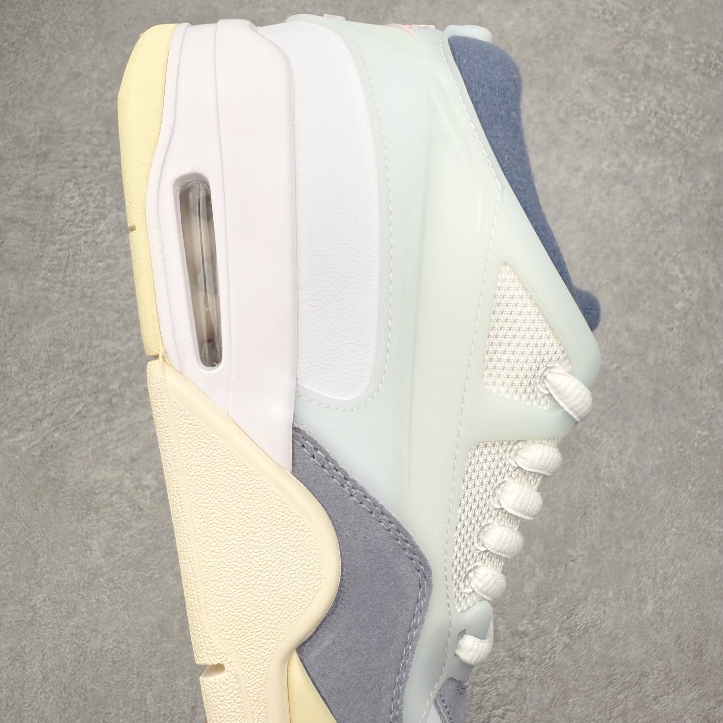 图片[6]-＃KZ纯原 Air Jordan AJ4 RM 重制版低帮复古篮球鞋 FQ7939-101 亲自操刀耗时半年巨作 全套原纸板楦头开发 确保原汁原味 完美呈现版型 一比一鞋头弧度高度鞋身弧度 原厂TPU 正确内里网布 菱角分明不变形无多余毛边 柔软性质感一致于原鞋 原厂织唛标 原厂飞人电绣工艺 尾指中部跳三针 独家绑鞋带手法 印刷中底布 四线拉帮 米色美纹纸贴合固定 进口港宝加持 后跟自然饱满 全鞋荧光划线卡点 追求极致完美 每一双都是工艺品 多重QC质检 超越公司货的品控标准 实实在在的免检产品 采用了低帮的设计 并保留了众多AJ4的经典元素 鞋身以皮革、麂皮材质拼接打造 AJ4经典的TPU材质延伸至后跟 增强鞋款稳定性 而鞋身侧面的网格设计则被取消 尾部的NIKE AIR标志也得到保留 并同时带有飞人logo 中底部分同样搭载了可视AIR气垫 鞋底采用米白色中底和外底呈现 为整个设计收尾 尺码：36 36.5 37.5 38 38.5 39 40 40.5 41 42 42.5 43 44 44.5 45 46 47.5 48.5-选品中心