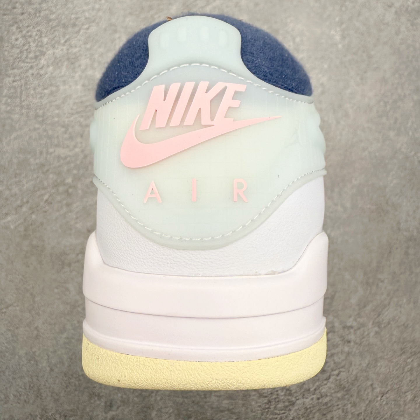 图片[8]-＃KZ纯原 Air Jordan AJ4 RM 重制版低帮复古篮球鞋 FQ7939-101 亲自操刀耗时半年巨作 全套原纸板楦头开发 确保原汁原味 完美呈现版型 一比一鞋头弧度高度鞋身弧度 原厂TPU 正确内里网布 菱角分明不变形无多余毛边 柔软性质感一致于原鞋 原厂织唛标 原厂飞人电绣工艺 尾指中部跳三针 独家绑鞋带手法 印刷中底布 四线拉帮 米色美纹纸贴合固定 进口港宝加持 后跟自然饱满 全鞋荧光划线卡点 追求极致完美 每一双都是工艺品 多重QC质检 超越公司货的品控标准 实实在在的免检产品 采用了低帮的设计 并保留了众多AJ4的经典元素 鞋身以皮革、麂皮材质拼接打造 AJ4经典的TPU材质延伸至后跟 增强鞋款稳定性 而鞋身侧面的网格设计则被取消 尾部的NIKE AIR标志也得到保留 并同时带有飞人logo 中底部分同样搭载了可视AIR气垫 鞋底采用米白色中底和外底呈现 为整个设计收尾 尺码：36 36.5 37.5 38 38.5 39 40 40.5 41 42 42.5 43 44 44.5 45 46 47.5 48.5-选品中心