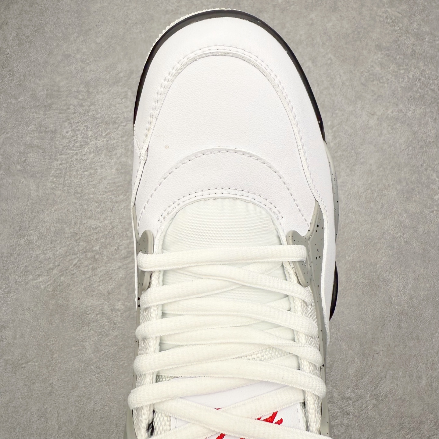 图片[4]-＃KZ纯原 Air Jordan AJ4 RM 重制版低帮复古篮球鞋 IO7434-121 亲自操刀耗时半年巨作 全套原纸板楦头开发 确保原汁原味 完美呈现版型 一比一鞋头弧度高度鞋身弧度 原厂TPU 正确内里网布 菱角分明不变形无多余毛边 柔软性质感一致于原鞋 原厂织唛标 原厂飞人电绣工艺 尾指中部跳三针 独家绑鞋带手法 印刷中底布 四线拉帮 米色美纹纸贴合固定 进口港宝加持 后跟自然饱满 全鞋荧光划线卡点 追求极致完美 每一双都是工艺品 多重QC质检 超越公司货的品控标准 实实在在的免检产品 采用了低帮的设计 并保留了众多AJ4的经典元素 鞋身以皮革、麂皮材质拼接打造 AJ4经典的TPU材质延伸至后跟 增强鞋款稳定性 而鞋身侧面的网格设计则被取消 尾部的NIKE AIR标志也得到保留 并同时带有飞人logo 中底部分同样搭载了可视AIR气垫 鞋底采用米白色中底和外底呈现 为整个设计收尾 尺码：36 36.5 37.5 38 38.5 39 40 40.5 41 42 42.5 43 44 44.5 45 46 47.5 48.5-选品中心