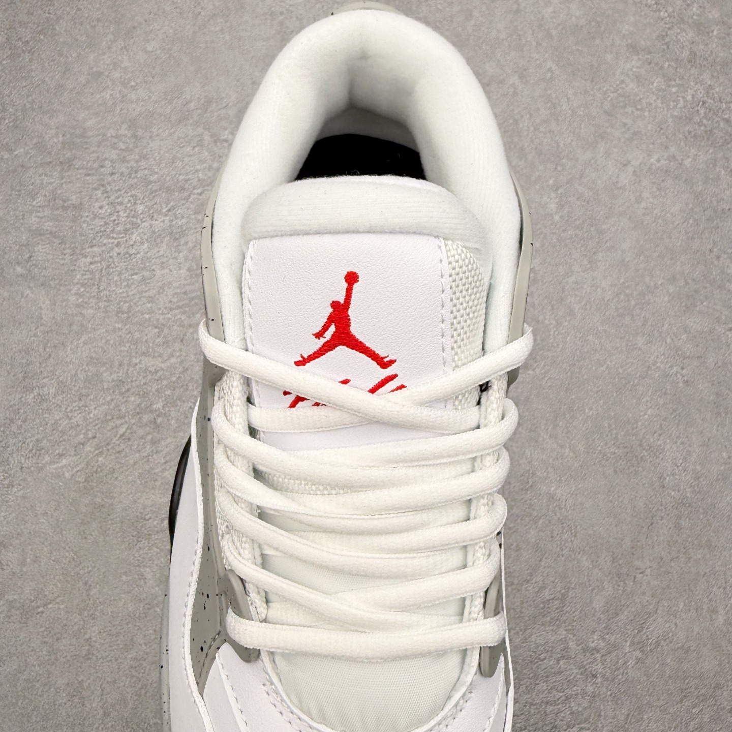 图片[5]-＃KZ纯原 Air Jordan AJ4 RM 重制版低帮复古篮球鞋 IO7434-121 亲自操刀耗时半年巨作 全套原纸板楦头开发 确保原汁原味 完美呈现版型 一比一鞋头弧度高度鞋身弧度 原厂TPU 正确内里网布 菱角分明不变形无多余毛边 柔软性质感一致于原鞋 原厂织唛标 原厂飞人电绣工艺 尾指中部跳三针 独家绑鞋带手法 印刷中底布 四线拉帮 米色美纹纸贴合固定 进口港宝加持 后跟自然饱满 全鞋荧光划线卡点 追求极致完美 每一双都是工艺品 多重QC质检 超越公司货的品控标准 实实在在的免检产品 采用了低帮的设计 并保留了众多AJ4的经典元素 鞋身以皮革、麂皮材质拼接打造 AJ4经典的TPU材质延伸至后跟 增强鞋款稳定性 而鞋身侧面的网格设计则被取消 尾部的NIKE AIR标志也得到保留 并同时带有飞人logo 中底部分同样搭载了可视AIR气垫 鞋底采用米白色中底和外底呈现 为整个设计收尾 尺码：36 36.5 37.5 38 38.5 39 40 40.5 41 42 42.5 43 44 44.5 45 46 47.5 48.5-选品中心