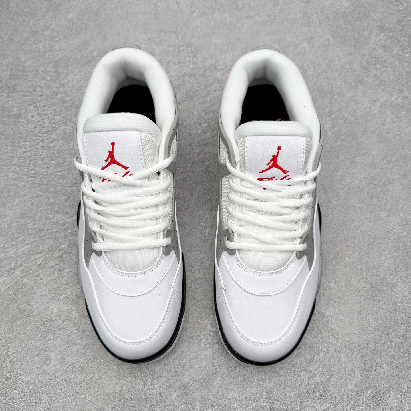 图片[2]-＃KZ纯原 Air Jordan AJ4 RM 重制版低帮复古篮球鞋 IO7434-121 亲自操刀耗时半年巨作 全套原纸板楦头开发 确保原汁原味 完美呈现版型 一比一鞋头弧度高度鞋身弧度 原厂TPU 正确内里网布 菱角分明不变形无多余毛边 柔软性质感一致于原鞋 原厂织唛标 原厂飞人电绣工艺 尾指中部跳三针 独家绑鞋带手法 印刷中底布 四线拉帮 米色美纹纸贴合固定 进口港宝加持 后跟自然饱满 全鞋荧光划线卡点 追求极致完美 每一双都是工艺品 多重QC质检 超越公司货的品控标准 实实在在的免检产品 采用了低帮的设计 并保留了众多AJ4的经典元素 鞋身以皮革、麂皮材质拼接打造 AJ4经典的TPU材质延伸至后跟 增强鞋款稳定性 而鞋身侧面的网格设计则被取消 尾部的NIKE AIR标志也得到保留 并同时带有飞人logo 中底部分同样搭载了可视AIR气垫 鞋底采用米白色中底和外底呈现 为整个设计收尾 尺码：36 36.5 37.5 38 38.5 39 40 40.5 41 42 42.5 43 44 44.5 45 46 47.5 48.5-选品中心