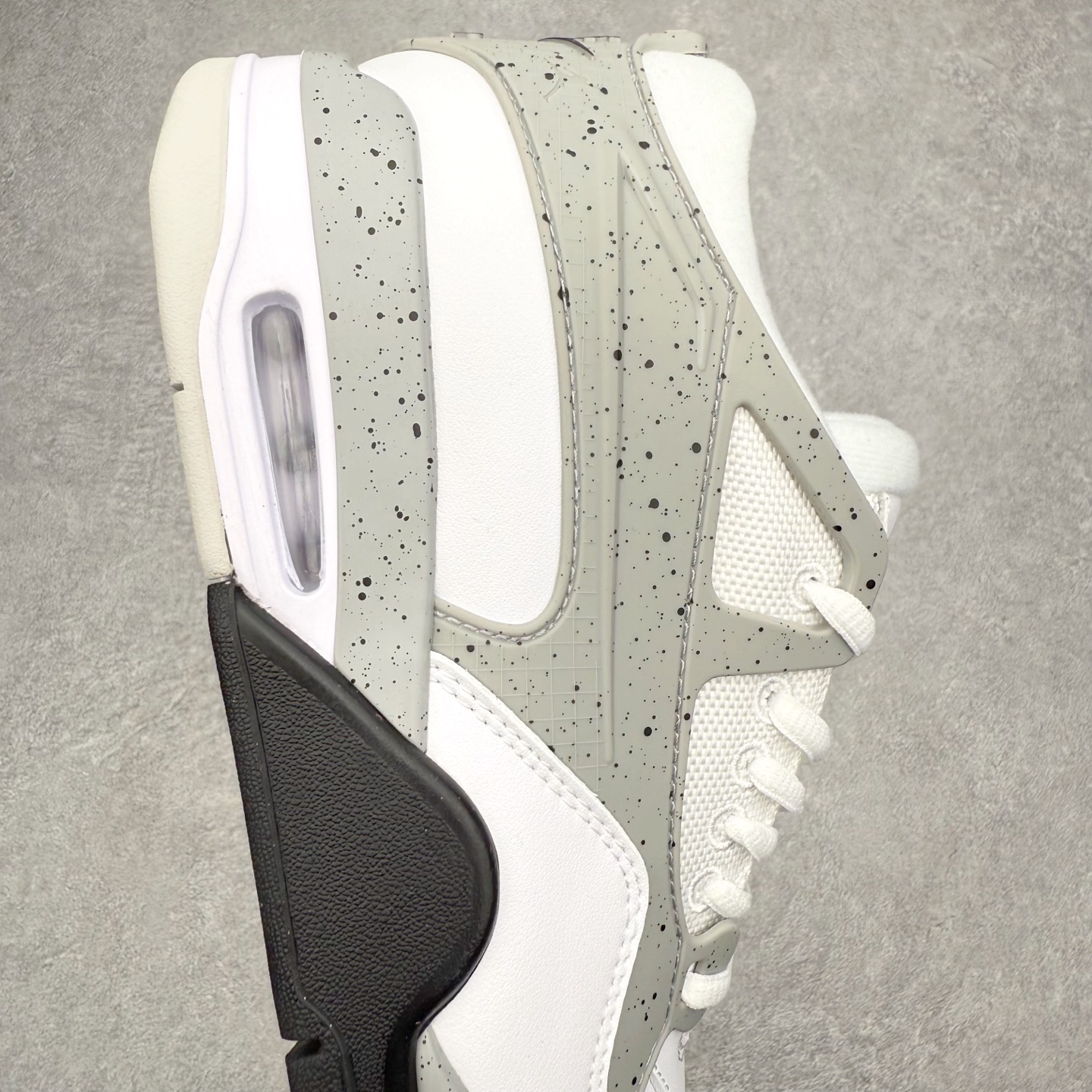 图片[6]-＃KZ纯原 Air Jordan AJ4 RM 重制版低帮复古篮球鞋 IO7434-121 亲自操刀耗时半年巨作 全套原纸板楦头开发 确保原汁原味 完美呈现版型 一比一鞋头弧度高度鞋身弧度 原厂TPU 正确内里网布 菱角分明不变形无多余毛边 柔软性质感一致于原鞋 原厂织唛标 原厂飞人电绣工艺 尾指中部跳三针 独家绑鞋带手法 印刷中底布 四线拉帮 米色美纹纸贴合固定 进口港宝加持 后跟自然饱满 全鞋荧光划线卡点 追求极致完美 每一双都是工艺品 多重QC质检 超越公司货的品控标准 实实在在的免检产品 采用了低帮的设计 并保留了众多AJ4的经典元素 鞋身以皮革、麂皮材质拼接打造 AJ4经典的TPU材质延伸至后跟 增强鞋款稳定性 而鞋身侧面的网格设计则被取消 尾部的NIKE AIR标志也得到保留 并同时带有飞人logo 中底部分同样搭载了可视AIR气垫 鞋底采用米白色中底和外底呈现 为整个设计收尾 尺码：36 36.5 37.5 38 38.5 39 40 40.5 41 42 42.5 43 44 44.5 45 46 47.5 48.5-选品中心