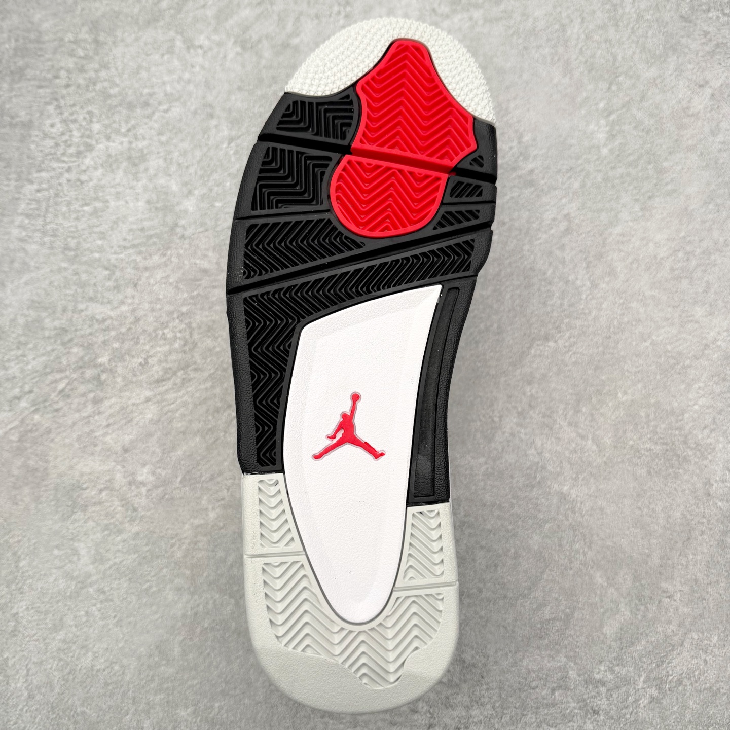 图片[9]-＃KZ纯原 Air Jordan AJ4 RM 重制版低帮复古篮球鞋 IO7434-121 亲自操刀耗时半年巨作 全套原纸板楦头开发 确保原汁原味 完美呈现版型 一比一鞋头弧度高度鞋身弧度 原厂TPU 正确内里网布 菱角分明不变形无多余毛边 柔软性质感一致于原鞋 原厂织唛标 原厂飞人电绣工艺 尾指中部跳三针 独家绑鞋带手法 印刷中底布 四线拉帮 米色美纹纸贴合固定 进口港宝加持 后跟自然饱满 全鞋荧光划线卡点 追求极致完美 每一双都是工艺品 多重QC质检 超越公司货的品控标准 实实在在的免检产品 采用了低帮的设计 并保留了众多AJ4的经典元素 鞋身以皮革、麂皮材质拼接打造 AJ4经典的TPU材质延伸至后跟 增强鞋款稳定性 而鞋身侧面的网格设计则被取消 尾部的NIKE AIR标志也得到保留 并同时带有飞人logo 中底部分同样搭载了可视AIR气垫 鞋底采用米白色中底和外底呈现 为整个设计收尾 尺码：36 36.5 37.5 38 38.5 39 40 40.5 41 42 42.5 43 44 44.5 45 46 47.5 48.5-选品中心