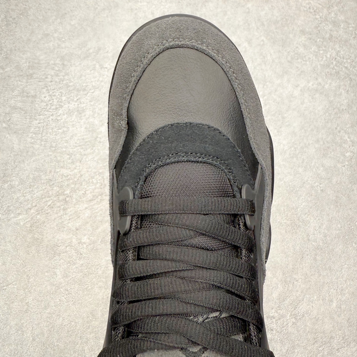 图片[4]-＃KZ纯原 Air Jordan AJ4 RM 重制版低帮复古篮球鞋 FQ7938-060 亲自操刀耗时半年巨作 全套原纸板楦头开发 确保原汁原味 完美呈现版型 一比一鞋头弧度高度鞋身弧度 原厂TPU 正确内里网布 菱角分明不变形无多余毛边 柔软性质感一致于原鞋 原厂织唛标 原厂飞人电绣工艺 尾指中部跳三针 独家绑鞋带手法 印刷中底布 四线拉帮 米色美纹纸贴合固定 进口港宝加持 后跟自然饱满 全鞋荧光划线卡点 追求极致完美 每一双都是工艺品 多重QC质检 超越公司货的品控标准 实实在在的免检产品 采用了低帮的设计 并保留了众多AJ4的经典元素 鞋身以皮革、麂皮材质拼接打造 AJ4经典的TPU材质延伸至后跟 增强鞋款稳定性 而鞋身侧面的网格设计则被取消 尾部的NIKE AIR标志也得到保留 并同时带有飞人logo 中底部分同样搭载了可视AIR气垫 鞋底采用米白色中底和外底呈现 为整个设计收尾 尺码：36 36.5 37.5 38 38.5 39 40 40.5 41 42 42.5 43 44 44.5 45 46 47.5 48.5-选品中心