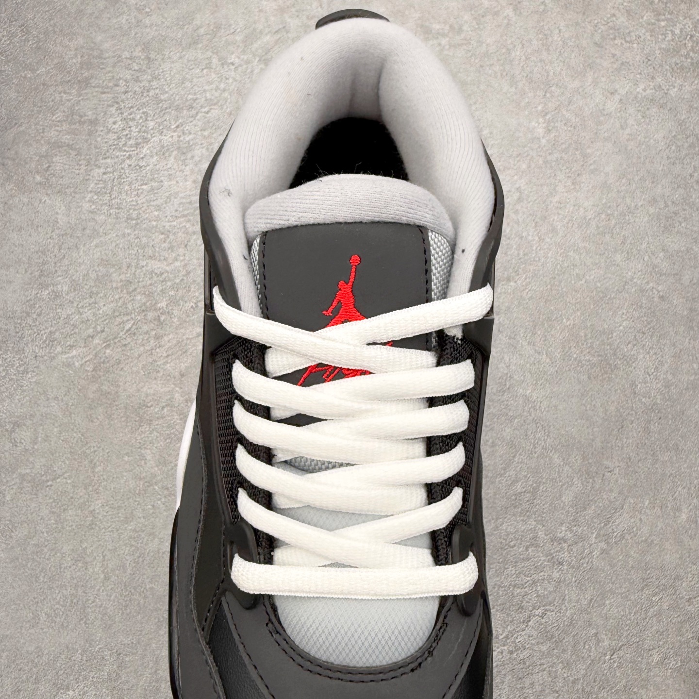 图片[5]-＃KZ纯原 Air Jordan AJ4 RM 重制版低帮复古篮球鞋 HV5187-010 亲自操刀耗时半年巨作 全套原纸板楦头开发 确保原汁原味 完美呈现版型 一比一鞋头弧度高度鞋身弧度 原厂TPU 正确内里网布 菱角分明不变形无多余毛边 柔软性质感一致于原鞋 原厂织唛标 原厂飞人电绣工艺 尾指中部跳三针 独家绑鞋带手法 印刷中底布 四线拉帮 米色美纹纸贴合固定 进口港宝加持 后跟自然饱满 全鞋荧光划线卡点 追求极致完美 每一双都是工艺品 多重QC质检 超越公司货的品控标准 实实在在的免检产品 采用了低帮的设计 并保留了众多AJ4的经典元素 鞋身以皮革、麂皮材质拼接打造 AJ4经典的TPU材质延伸至后跟 增强鞋款稳定性 而鞋身侧面的网格设计则被取消 尾部的NIKE AIR标志也得到保留 并同时带有飞人logo 中底部分同样搭载了可视AIR气垫 鞋底采用米白色中底和外底呈现 为整个设计收尾 尺码：36 36.5 37.5 38 38.5 39 40 40.5 41 42 42.5 43 44 44.5 45 46 47.5 48.5-选品中心