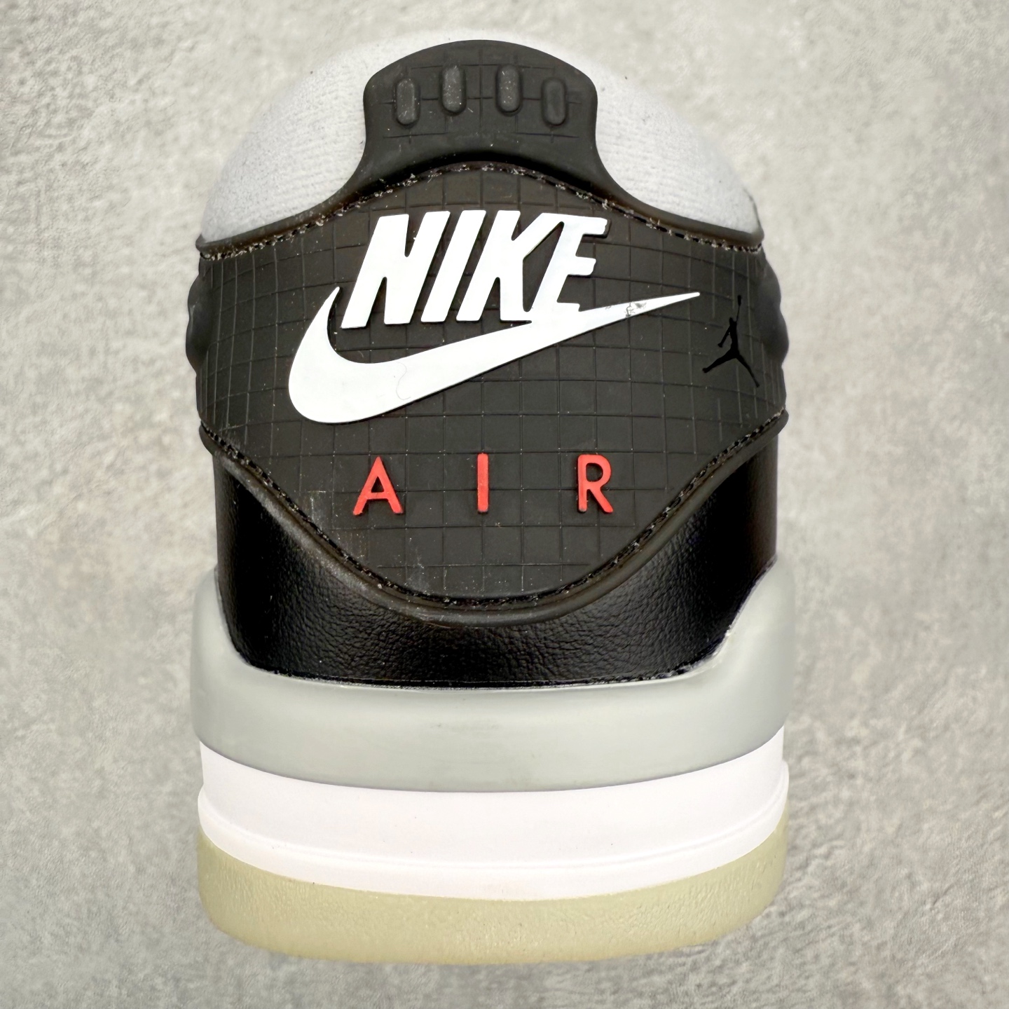 图片[8]-＃KZ纯原 Air Jordan AJ4 RM 重制版低帮复古篮球鞋 HV5187-010 亲自操刀耗时半年巨作 全套原纸板楦头开发 确保原汁原味 完美呈现版型 一比一鞋头弧度高度鞋身弧度 原厂TPU 正确内里网布 菱角分明不变形无多余毛边 柔软性质感一致于原鞋 原厂织唛标 原厂飞人电绣工艺 尾指中部跳三针 独家绑鞋带手法 印刷中底布 四线拉帮 米色美纹纸贴合固定 进口港宝加持 后跟自然饱满 全鞋荧光划线卡点 追求极致完美 每一双都是工艺品 多重QC质检 超越公司货的品控标准 实实在在的免检产品 采用了低帮的设计 并保留了众多AJ4的经典元素 鞋身以皮革、麂皮材质拼接打造 AJ4经典的TPU材质延伸至后跟 增强鞋款稳定性 而鞋身侧面的网格设计则被取消 尾部的NIKE AIR标志也得到保留 并同时带有飞人logo 中底部分同样搭载了可视AIR气垫 鞋底采用米白色中底和外底呈现 为整个设计收尾 尺码：36 36.5 37.5 38 38.5 39 40 40.5 41 42 42.5 43 44 44.5 45 46 47.5 48.5-选品中心