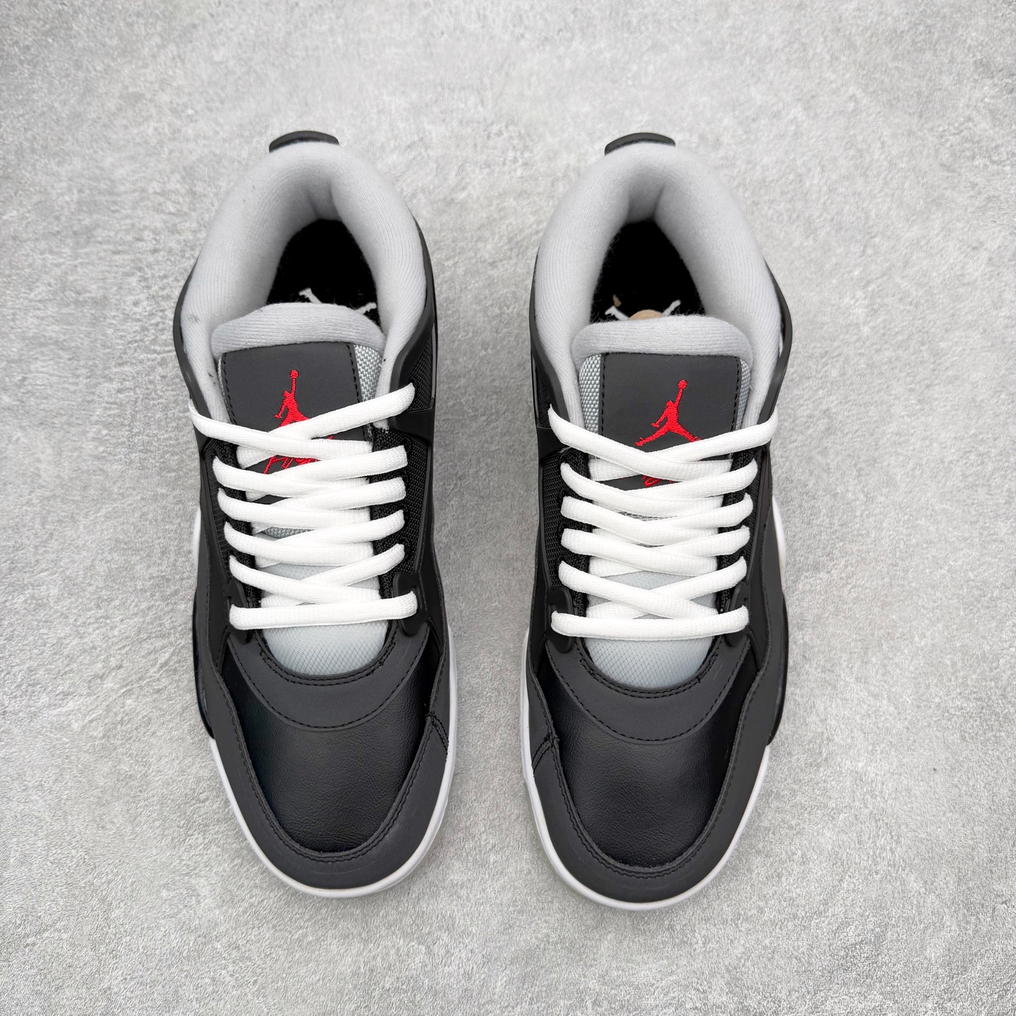 图片[2]-＃KZ纯原 Air Jordan AJ4 RM 重制版低帮复古篮球鞋 HV5187-010 亲自操刀耗时半年巨作 全套原纸板楦头开发 确保原汁原味 完美呈现版型 一比一鞋头弧度高度鞋身弧度 原厂TPU 正确内里网布 菱角分明不变形无多余毛边 柔软性质感一致于原鞋 原厂织唛标 原厂飞人电绣工艺 尾指中部跳三针 独家绑鞋带手法 印刷中底布 四线拉帮 米色美纹纸贴合固定 进口港宝加持 后跟自然饱满 全鞋荧光划线卡点 追求极致完美 每一双都是工艺品 多重QC质检 超越公司货的品控标准 实实在在的免检产品 采用了低帮的设计 并保留了众多AJ4的经典元素 鞋身以皮革、麂皮材质拼接打造 AJ4经典的TPU材质延伸至后跟 增强鞋款稳定性 而鞋身侧面的网格设计则被取消 尾部的NIKE AIR标志也得到保留 并同时带有飞人logo 中底部分同样搭载了可视AIR气垫 鞋底采用米白色中底和外底呈现 为整个设计收尾 尺码：36 36.5 37.5 38 38.5 39 40 40.5 41 42 42.5 43 44 44.5 45 46 47.5 48.5-选品中心