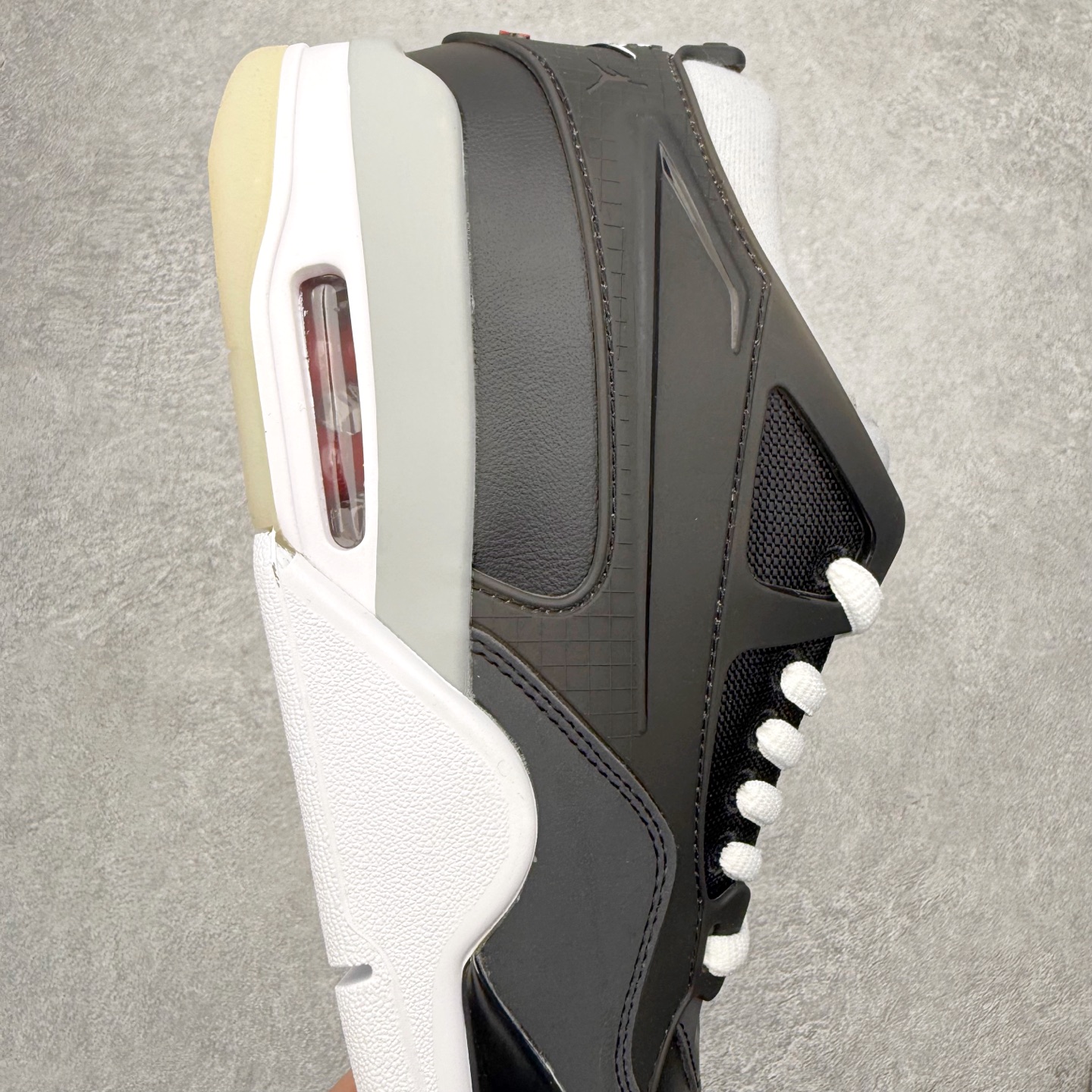 图片[6]-＃KZ纯原 Air Jordan AJ4 RM 重制版低帮复古篮球鞋 HV5187-010 亲自操刀耗时半年巨作 全套原纸板楦头开发 确保原汁原味 完美呈现版型 一比一鞋头弧度高度鞋身弧度 原厂TPU 正确内里网布 菱角分明不变形无多余毛边 柔软性质感一致于原鞋 原厂织唛标 原厂飞人电绣工艺 尾指中部跳三针 独家绑鞋带手法 印刷中底布 四线拉帮 米色美纹纸贴合固定 进口港宝加持 后跟自然饱满 全鞋荧光划线卡点 追求极致完美 每一双都是工艺品 多重QC质检 超越公司货的品控标准 实实在在的免检产品 采用了低帮的设计 并保留了众多AJ4的经典元素 鞋身以皮革、麂皮材质拼接打造 AJ4经典的TPU材质延伸至后跟 增强鞋款稳定性 而鞋身侧面的网格设计则被取消 尾部的NIKE AIR标志也得到保留 并同时带有飞人logo 中底部分同样搭载了可视AIR气垫 鞋底采用米白色中底和外底呈现 为整个设计收尾 尺码：36 36.5 37.5 38 38.5 39 40 40.5 41 42 42.5 43 44 44.5 45 46 47.5 48.5-选品中心