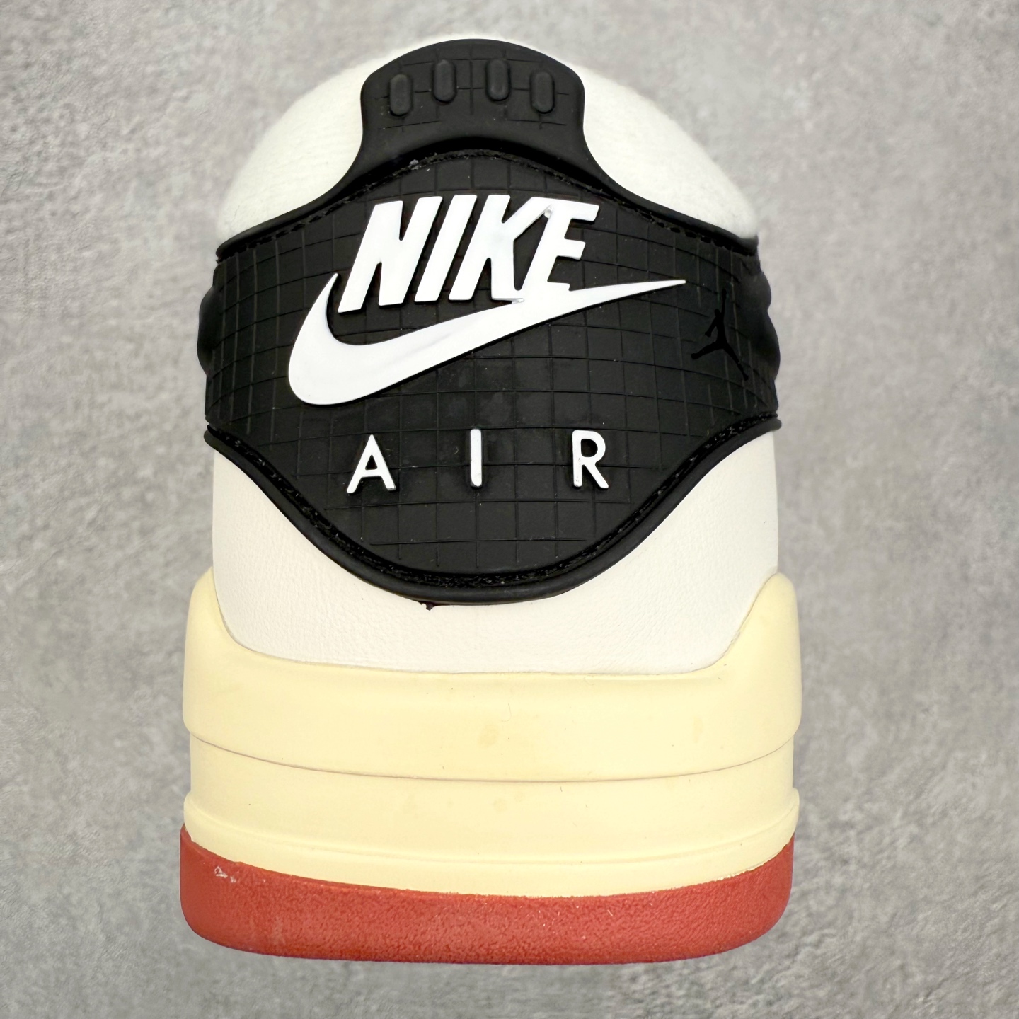 图片[8]-＃KZ纯原 Air Jordan AJ4 RM 重制版低帮复古篮球鞋 FQ7939-100 亲自操刀耗时半年巨作 全套原纸板楦头开发 确保原汁原味 完美呈现版型 一比一鞋头弧度高度鞋身弧度 原厂TPU 正确内里网布 菱角分明不变形无多余毛边 柔软性质感一致于原鞋 原厂织唛标 原厂飞人电绣工艺 尾指中部跳三针 独家绑鞋带手法 印刷中底布 四线拉帮 米色美纹纸贴合固定 进口港宝加持 后跟自然饱满 全鞋荧光划线卡点 追求极致完美 每一双都是工艺品 多重QC质检 超越公司货的品控标准 实实在在的免检产品 采用了低帮的设计 并保留了众多AJ4的经典元素 鞋身以皮革、麂皮材质拼接打造 AJ4经典的TPU材质延伸至后跟 增强鞋款稳定性 而鞋身侧面的网格设计则被取消 尾部的NIKE AIR标志也得到保留 并同时带有飞人logo 中底部分同样搭载了可视AIR气垫 鞋底采用米白色中底和外底呈现 为整个设计收尾 尺码：36 36.5 37.5 38 38.5 39 40 40.5 41 42 42.5 43 44 44.5 45 46 47.5 48.5-选品中心