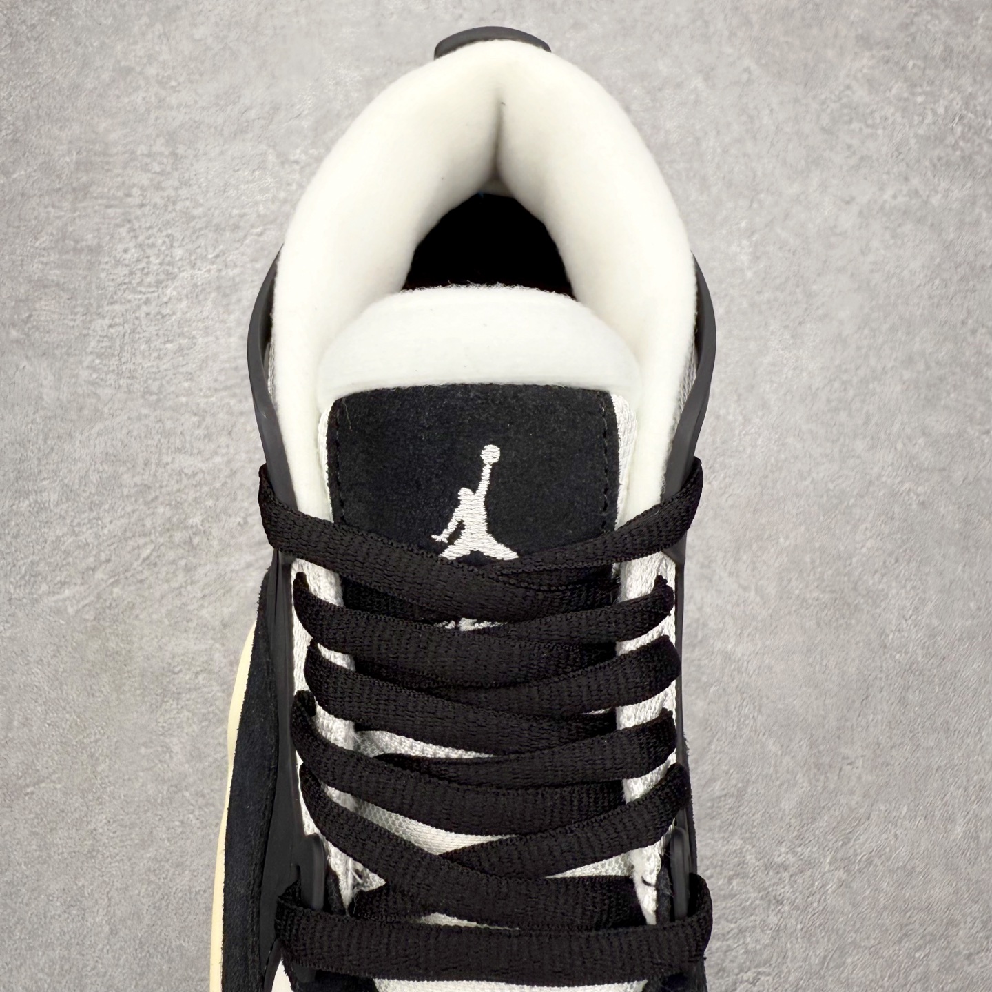 图片[5]-＃KZ纯原 Air Jordan AJ4 RM 重制版低帮复古篮球鞋 FQ7939-100 亲自操刀耗时半年巨作 全套原纸板楦头开发 确保原汁原味 完美呈现版型 一比一鞋头弧度高度鞋身弧度 原厂TPU 正确内里网布 菱角分明不变形无多余毛边 柔软性质感一致于原鞋 原厂织唛标 原厂飞人电绣工艺 尾指中部跳三针 独家绑鞋带手法 印刷中底布 四线拉帮 米色美纹纸贴合固定 进口港宝加持 后跟自然饱满 全鞋荧光划线卡点 追求极致完美 每一双都是工艺品 多重QC质检 超越公司货的品控标准 实实在在的免检产品 采用了低帮的设计 并保留了众多AJ4的经典元素 鞋身以皮革、麂皮材质拼接打造 AJ4经典的TPU材质延伸至后跟 增强鞋款稳定性 而鞋身侧面的网格设计则被取消 尾部的NIKE AIR标志也得到保留 并同时带有飞人logo 中底部分同样搭载了可视AIR气垫 鞋底采用米白色中底和外底呈现 为整个设计收尾 尺码：36 36.5 37.5 38 38.5 39 40 40.5 41 42 42.5 43 44 44.5 45 46 47.5 48.5-选品中心