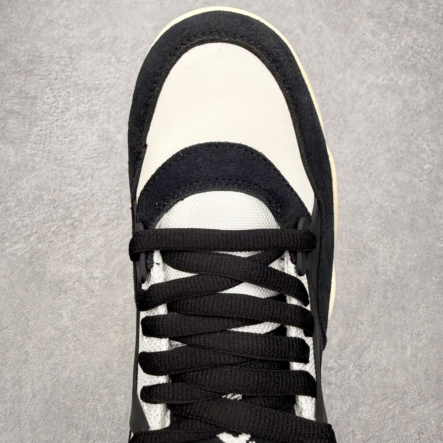 图片[4]-＃KZ纯原 Air Jordan AJ4 RM 重制版低帮复古篮球鞋 FQ7939-100 亲自操刀耗时半年巨作 全套原纸板楦头开发 确保原汁原味 完美呈现版型 一比一鞋头弧度高度鞋身弧度 原厂TPU 正确内里网布 菱角分明不变形无多余毛边 柔软性质感一致于原鞋 原厂织唛标 原厂飞人电绣工艺 尾指中部跳三针 独家绑鞋带手法 印刷中底布 四线拉帮 米色美纹纸贴合固定 进口港宝加持 后跟自然饱满 全鞋荧光划线卡点 追求极致完美 每一双都是工艺品 多重QC质检 超越公司货的品控标准 实实在在的免检产品 采用了低帮的设计 并保留了众多AJ4的经典元素 鞋身以皮革、麂皮材质拼接打造 AJ4经典的TPU材质延伸至后跟 增强鞋款稳定性 而鞋身侧面的网格设计则被取消 尾部的NIKE AIR标志也得到保留 并同时带有飞人logo 中底部分同样搭载了可视AIR气垫 鞋底采用米白色中底和外底呈现 为整个设计收尾 尺码：36 36.5 37.5 38 38.5 39 40 40.5 41 42 42.5 43 44 44.5 45 46 47.5 48.5-选品中心