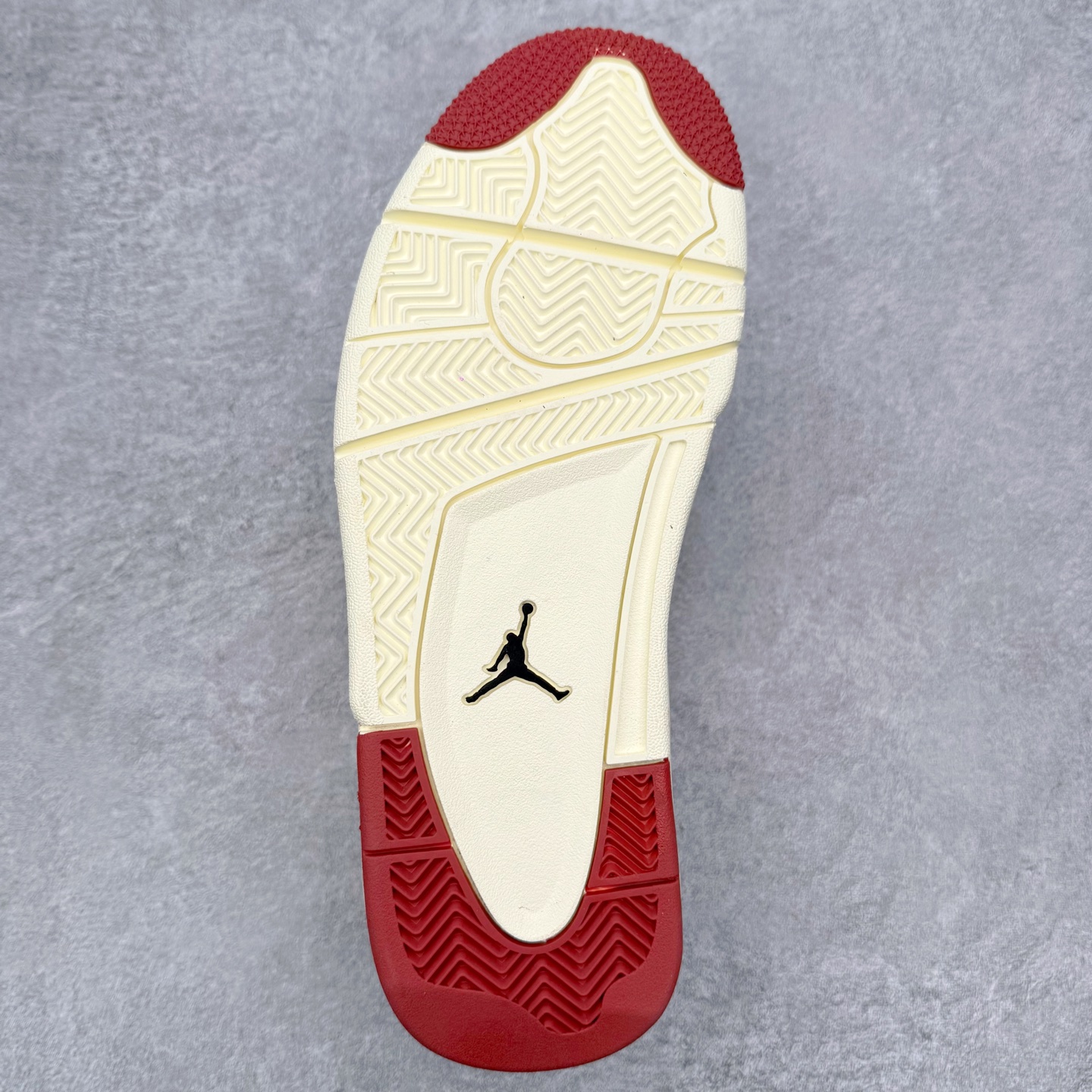 图片[9]-＃KZ纯原 Air Jordan AJ4 RM 重制版低帮复古篮球鞋 FQ7939-100 亲自操刀耗时半年巨作 全套原纸板楦头开发 确保原汁原味 完美呈现版型 一比一鞋头弧度高度鞋身弧度 原厂TPU 正确内里网布 菱角分明不变形无多余毛边 柔软性质感一致于原鞋 原厂织唛标 原厂飞人电绣工艺 尾指中部跳三针 独家绑鞋带手法 印刷中底布 四线拉帮 米色美纹纸贴合固定 进口港宝加持 后跟自然饱满 全鞋荧光划线卡点 追求极致完美 每一双都是工艺品 多重QC质检 超越公司货的品控标准 实实在在的免检产品 采用了低帮的设计 并保留了众多AJ4的经典元素 鞋身以皮革、麂皮材质拼接打造 AJ4经典的TPU材质延伸至后跟 增强鞋款稳定性 而鞋身侧面的网格设计则被取消 尾部的NIKE AIR标志也得到保留 并同时带有飞人logo 中底部分同样搭载了可视AIR气垫 鞋底采用米白色中底和外底呈现 为整个设计收尾 尺码：36 36.5 37.5 38 38.5 39 40 40.5 41 42 42.5 43 44 44.5 45 46 47.5 48.5-选品中心