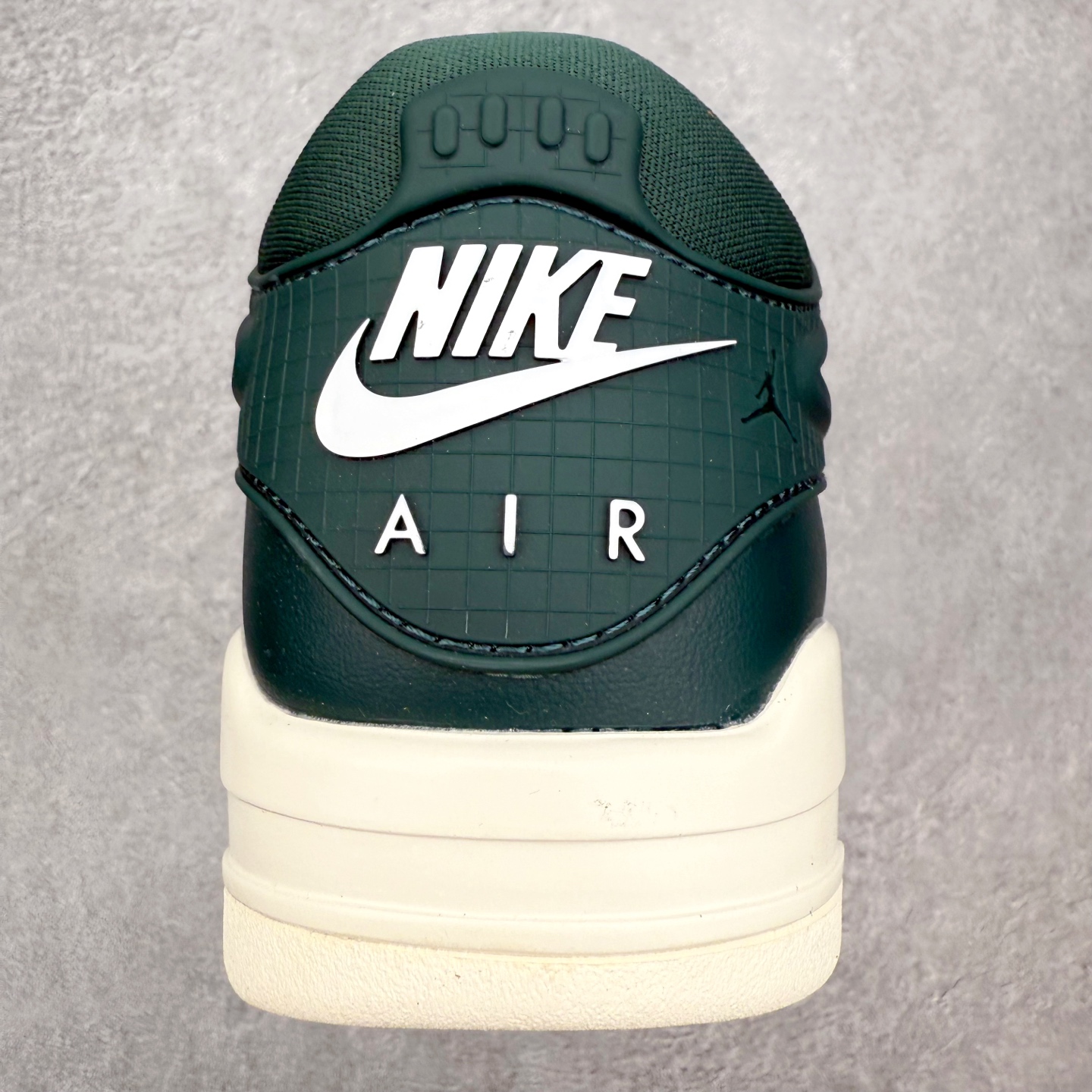 图片[8]-＃KZ纯原 Air Jordan AJ4 RM 重制版低帮复古篮球鞋 FQ7940-300 亲自操刀耗时半年巨作 全套原纸板楦头开发 确保原汁原味 完美呈现版型 一比一鞋头弧度高度鞋身弧度 原厂TPU 正确内里网布 菱角分明不变形无多余毛边 柔软性质感一致于原鞋 原厂织唛标 原厂飞人电绣工艺 尾指中部跳三针 独家绑鞋带手法 印刷中底布 四线拉帮 米色美纹纸贴合固定 进口港宝加持 后跟自然饱满 全鞋荧光划线卡点 追求极致完美 每一双都是工艺品 多重QC质检 超越公司货的品控标准 实实在在的免检产品 采用了低帮的设计 并保留了众多AJ4的经典元素 鞋身以皮革、麂皮材质拼接打造 AJ4经典的TPU材质延伸至后跟 增强鞋款稳定性 而鞋身侧面的网格设计则被取消 尾部的NIKE AIR标志也得到保留 并同时带有飞人logo 中底部分同样搭载了可视AIR气垫 鞋底采用米白色中底和外底呈现 为整个设计收尾 尺码：36 36.5 37.5 38 38.5 39 40 40.5 41 42 42.5 43 44 44.5 45 46 47.5 48.5-选品中心