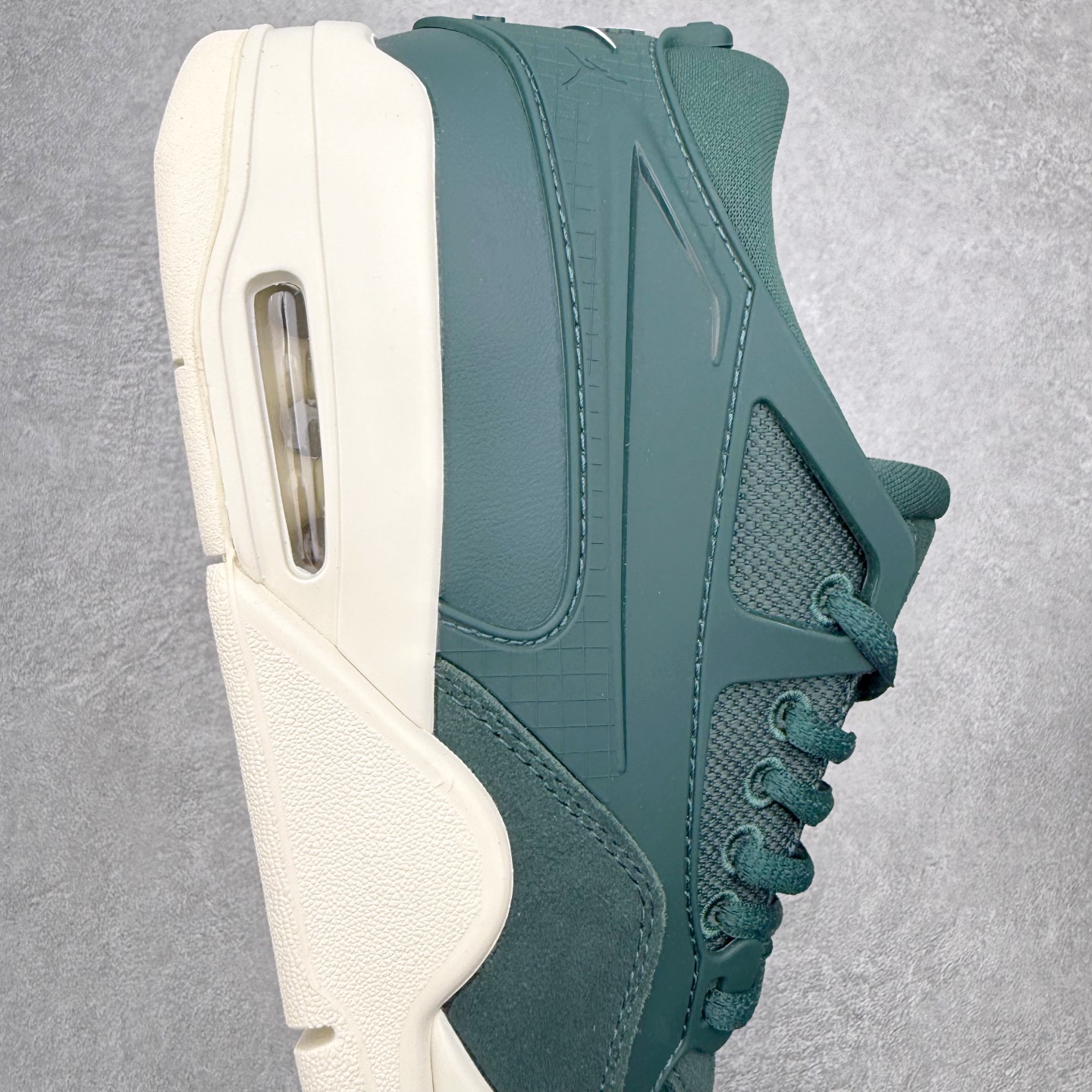 图片[6]-＃KZ纯原 Air Jordan AJ4 RM 重制版低帮复古篮球鞋 FQ7940-300 亲自操刀耗时半年巨作 全套原纸板楦头开发 确保原汁原味 完美呈现版型 一比一鞋头弧度高度鞋身弧度 原厂TPU 正确内里网布 菱角分明不变形无多余毛边 柔软性质感一致于原鞋 原厂织唛标 原厂飞人电绣工艺 尾指中部跳三针 独家绑鞋带手法 印刷中底布 四线拉帮 米色美纹纸贴合固定 进口港宝加持 后跟自然饱满 全鞋荧光划线卡点 追求极致完美 每一双都是工艺品 多重QC质检 超越公司货的品控标准 实实在在的免检产品 采用了低帮的设计 并保留了众多AJ4的经典元素 鞋身以皮革、麂皮材质拼接打造 AJ4经典的TPU材质延伸至后跟 增强鞋款稳定性 而鞋身侧面的网格设计则被取消 尾部的NIKE AIR标志也得到保留 并同时带有飞人logo 中底部分同样搭载了可视AIR气垫 鞋底采用米白色中底和外底呈现 为整个设计收尾 尺码：36 36.5 37.5 38 38.5 39 40 40.5 41 42 42.5 43 44 44.5 45 46 47.5 48.5-选品中心