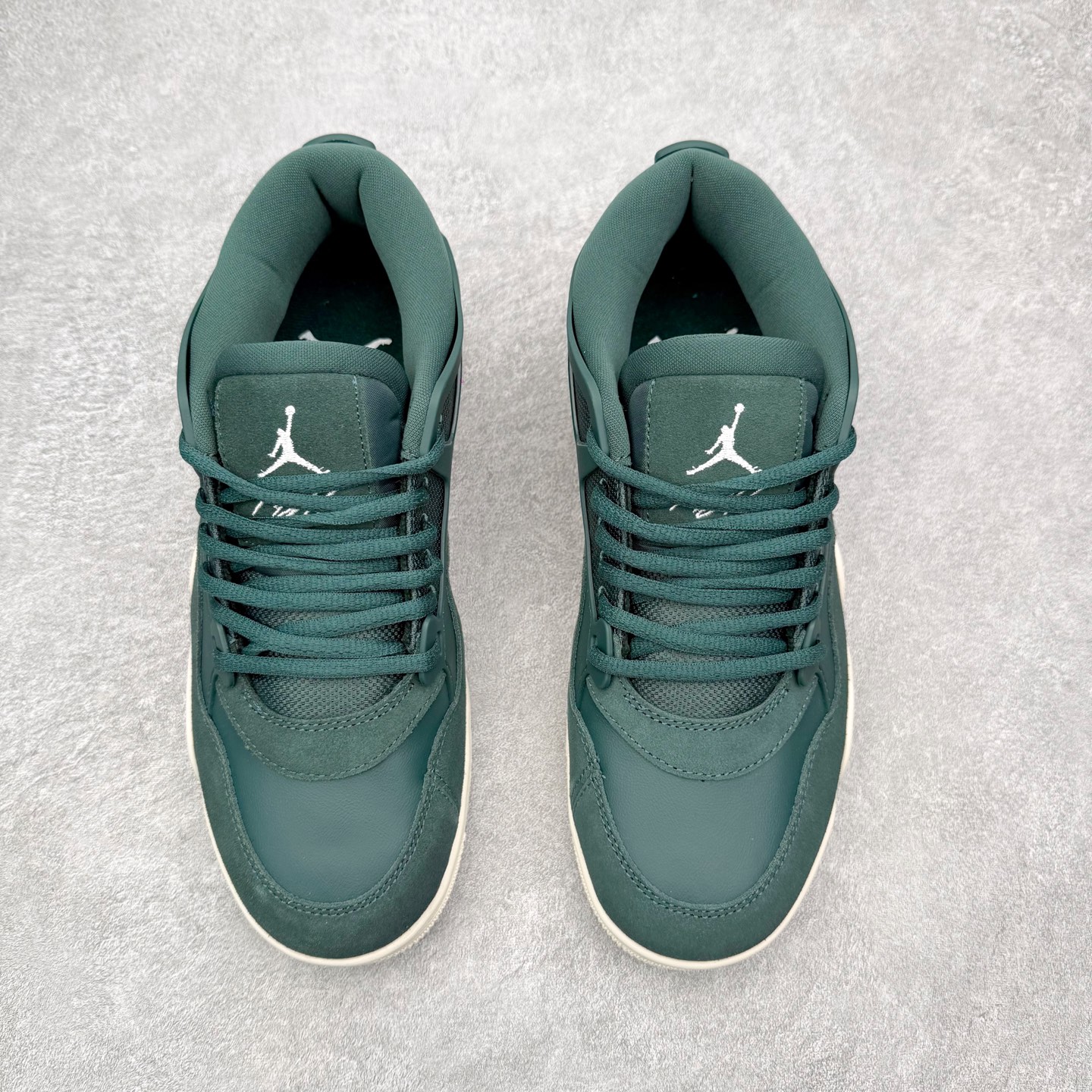 图片[2]-＃KZ纯原 Air Jordan AJ4 RM 重制版低帮复古篮球鞋 FQ7940-300 亲自操刀耗时半年巨作 全套原纸板楦头开发 确保原汁原味 完美呈现版型 一比一鞋头弧度高度鞋身弧度 原厂TPU 正确内里网布 菱角分明不变形无多余毛边 柔软性质感一致于原鞋 原厂织唛标 原厂飞人电绣工艺 尾指中部跳三针 独家绑鞋带手法 印刷中底布 四线拉帮 米色美纹纸贴合固定 进口港宝加持 后跟自然饱满 全鞋荧光划线卡点 追求极致完美 每一双都是工艺品 多重QC质检 超越公司货的品控标准 实实在在的免检产品 采用了低帮的设计 并保留了众多AJ4的经典元素 鞋身以皮革、麂皮材质拼接打造 AJ4经典的TPU材质延伸至后跟 增强鞋款稳定性 而鞋身侧面的网格设计则被取消 尾部的NIKE AIR标志也得到保留 并同时带有飞人logo 中底部分同样搭载了可视AIR气垫 鞋底采用米白色中底和外底呈现 为整个设计收尾 尺码：36 36.5 37.5 38 38.5 39 40 40.5 41 42 42.5 43 44 44.5 45 46 47.5 48.5-选品中心