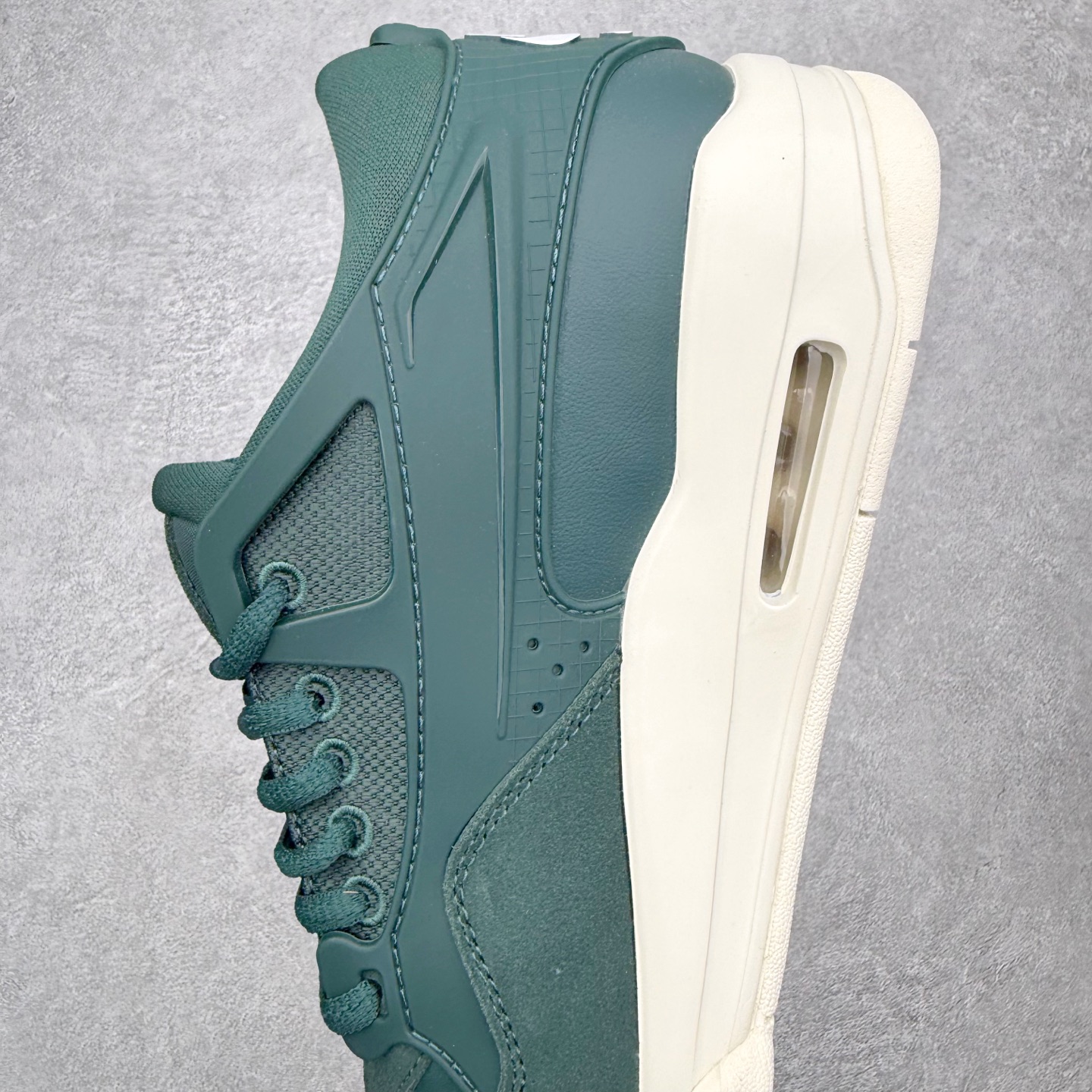 图片[7]-＃KZ纯原 Air Jordan AJ4 RM 重制版低帮复古篮球鞋 FQ7940-300 亲自操刀耗时半年巨作 全套原纸板楦头开发 确保原汁原味 完美呈现版型 一比一鞋头弧度高度鞋身弧度 原厂TPU 正确内里网布 菱角分明不变形无多余毛边 柔软性质感一致于原鞋 原厂织唛标 原厂飞人电绣工艺 尾指中部跳三针 独家绑鞋带手法 印刷中底布 四线拉帮 米色美纹纸贴合固定 进口港宝加持 后跟自然饱满 全鞋荧光划线卡点 追求极致完美 每一双都是工艺品 多重QC质检 超越公司货的品控标准 实实在在的免检产品 采用了低帮的设计 并保留了众多AJ4的经典元素 鞋身以皮革、麂皮材质拼接打造 AJ4经典的TPU材质延伸至后跟 增强鞋款稳定性 而鞋身侧面的网格设计则被取消 尾部的NIKE AIR标志也得到保留 并同时带有飞人logo 中底部分同样搭载了可视AIR气垫 鞋底采用米白色中底和外底呈现 为整个设计收尾 尺码：36 36.5 37.5 38 38.5 39 40 40.5 41 42 42.5 43 44 44.5 45 46 47.5 48.5-选品中心