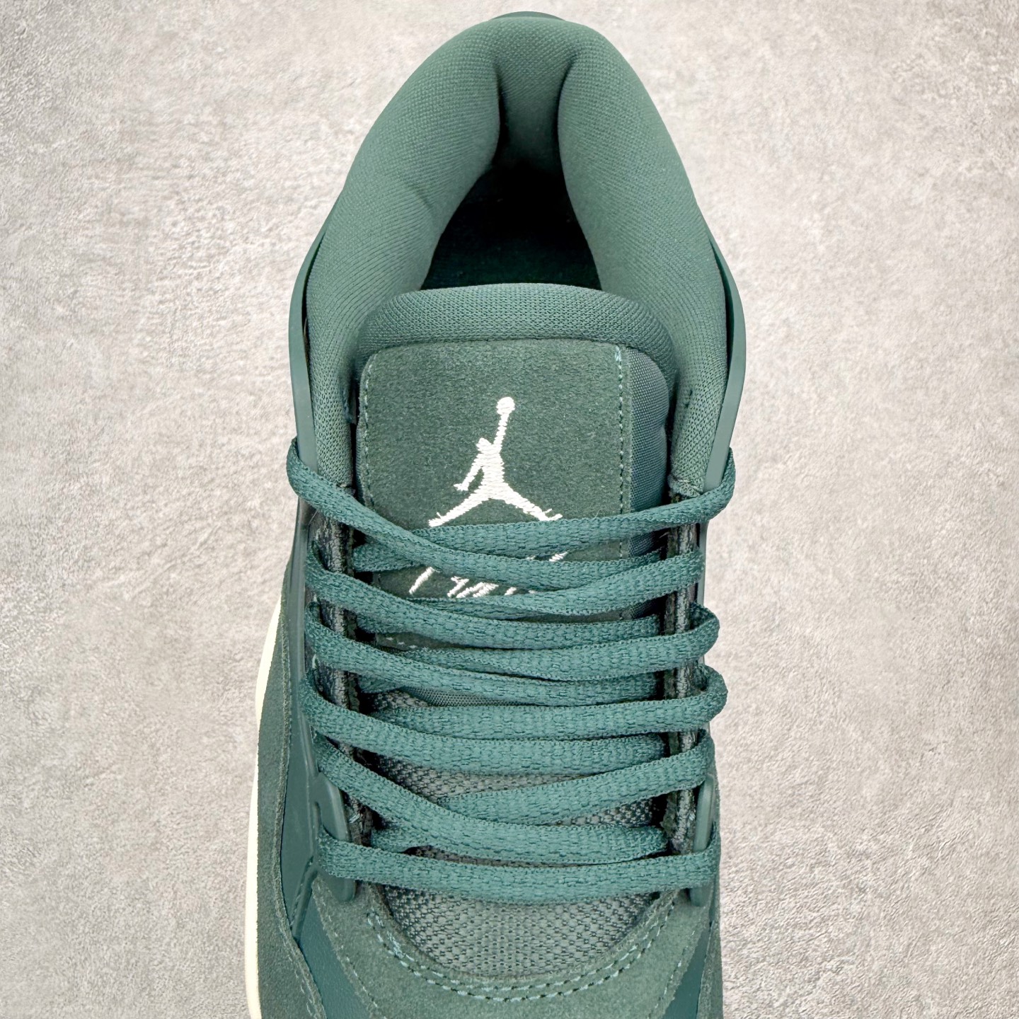 图片[5]-＃KZ纯原 Air Jordan AJ4 RM 重制版低帮复古篮球鞋 FQ7940-300 亲自操刀耗时半年巨作 全套原纸板楦头开发 确保原汁原味 完美呈现版型 一比一鞋头弧度高度鞋身弧度 原厂TPU 正确内里网布 菱角分明不变形无多余毛边 柔软性质感一致于原鞋 原厂织唛标 原厂飞人电绣工艺 尾指中部跳三针 独家绑鞋带手法 印刷中底布 四线拉帮 米色美纹纸贴合固定 进口港宝加持 后跟自然饱满 全鞋荧光划线卡点 追求极致完美 每一双都是工艺品 多重QC质检 超越公司货的品控标准 实实在在的免检产品 采用了低帮的设计 并保留了众多AJ4的经典元素 鞋身以皮革、麂皮材质拼接打造 AJ4经典的TPU材质延伸至后跟 增强鞋款稳定性 而鞋身侧面的网格设计则被取消 尾部的NIKE AIR标志也得到保留 并同时带有飞人logo 中底部分同样搭载了可视AIR气垫 鞋底采用米白色中底和外底呈现 为整个设计收尾 尺码：36 36.5 37.5 38 38.5 39 40 40.5 41 42 42.5 43 44 44.5 45 46 47.5 48.5-选品中心