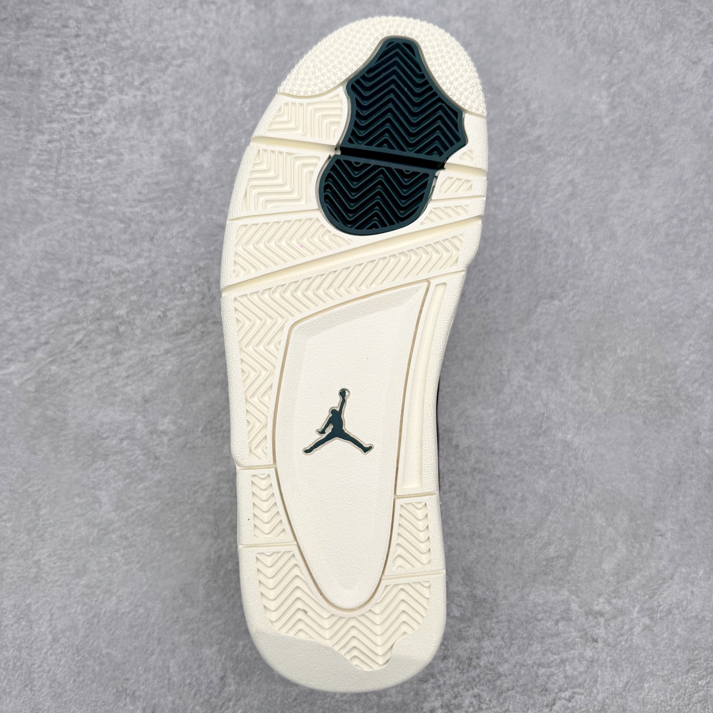 图片[9]-＃KZ纯原 Air Jordan AJ4 RM 重制版低帮复古篮球鞋 FQ7940-300 亲自操刀耗时半年巨作 全套原纸板楦头开发 确保原汁原味 完美呈现版型 一比一鞋头弧度高度鞋身弧度 原厂TPU 正确内里网布 菱角分明不变形无多余毛边 柔软性质感一致于原鞋 原厂织唛标 原厂飞人电绣工艺 尾指中部跳三针 独家绑鞋带手法 印刷中底布 四线拉帮 米色美纹纸贴合固定 进口港宝加持 后跟自然饱满 全鞋荧光划线卡点 追求极致完美 每一双都是工艺品 多重QC质检 超越公司货的品控标准 实实在在的免检产品 采用了低帮的设计 并保留了众多AJ4的经典元素 鞋身以皮革、麂皮材质拼接打造 AJ4经典的TPU材质延伸至后跟 增强鞋款稳定性 而鞋身侧面的网格设计则被取消 尾部的NIKE AIR标志也得到保留 并同时带有飞人logo 中底部分同样搭载了可视AIR气垫 鞋底采用米白色中底和外底呈现 为整个设计收尾 尺码：36 36.5 37.5 38 38.5 39 40 40.5 41 42 42.5 43 44 44.5 45 46 47.5 48.5-选品中心