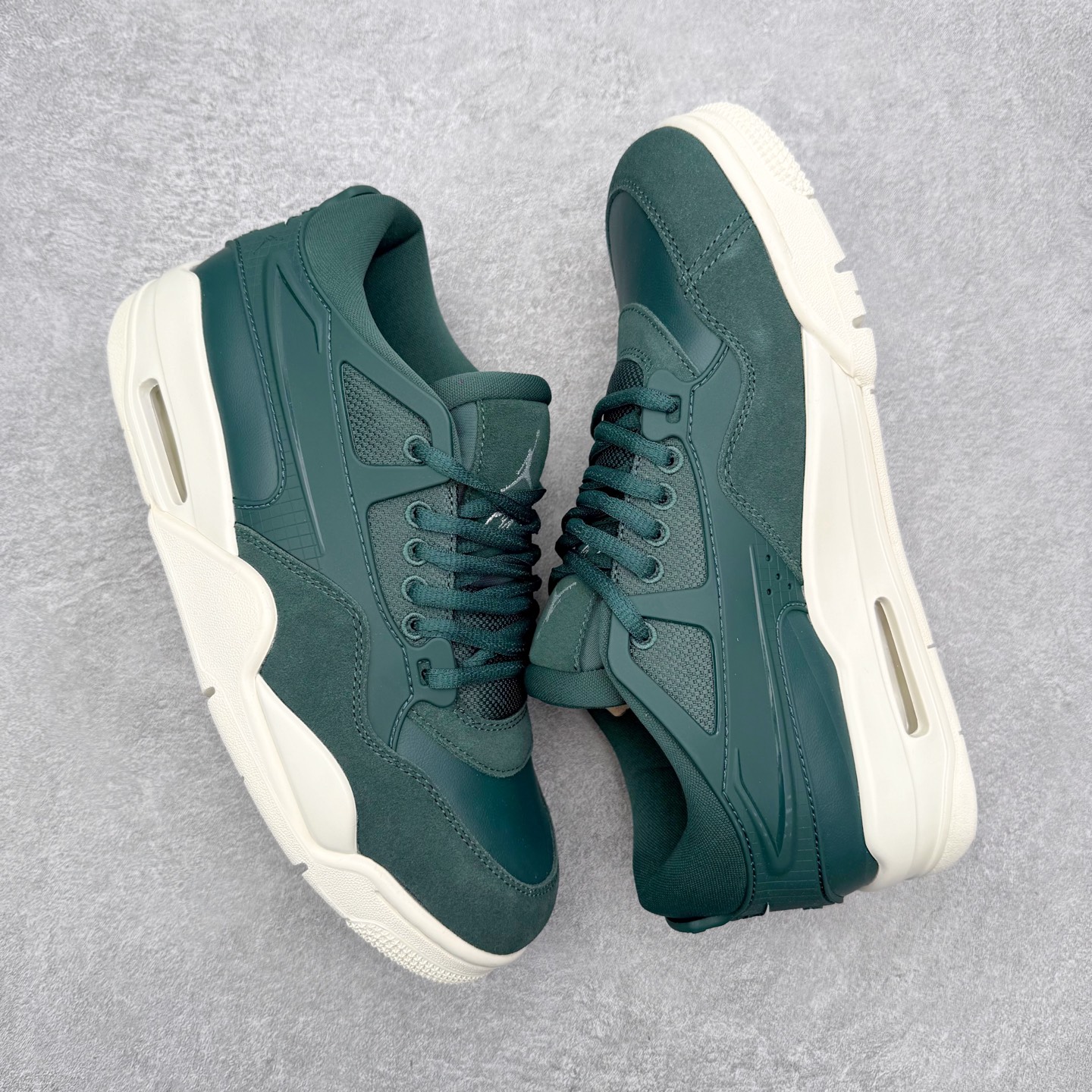 图片[3]-＃KZ纯原 Air Jordan AJ4 RM 重制版低帮复古篮球鞋 FQ7940-300 亲自操刀耗时半年巨作 全套原纸板楦头开发 确保原汁原味 完美呈现版型 一比一鞋头弧度高度鞋身弧度 原厂TPU 正确内里网布 菱角分明不变形无多余毛边 柔软性质感一致于原鞋 原厂织唛标 原厂飞人电绣工艺 尾指中部跳三针 独家绑鞋带手法 印刷中底布 四线拉帮 米色美纹纸贴合固定 进口港宝加持 后跟自然饱满 全鞋荧光划线卡点 追求极致完美 每一双都是工艺品 多重QC质检 超越公司货的品控标准 实实在在的免检产品 采用了低帮的设计 并保留了众多AJ4的经典元素 鞋身以皮革、麂皮材质拼接打造 AJ4经典的TPU材质延伸至后跟 增强鞋款稳定性 而鞋身侧面的网格设计则被取消 尾部的NIKE AIR标志也得到保留 并同时带有飞人logo 中底部分同样搭载了可视AIR气垫 鞋底采用米白色中底和外底呈现 为整个设计收尾 尺码：36 36.5 37.5 38 38.5 39 40 40.5 41 42 42.5 43 44 44.5 45 46 47.5 48.5-选品中心