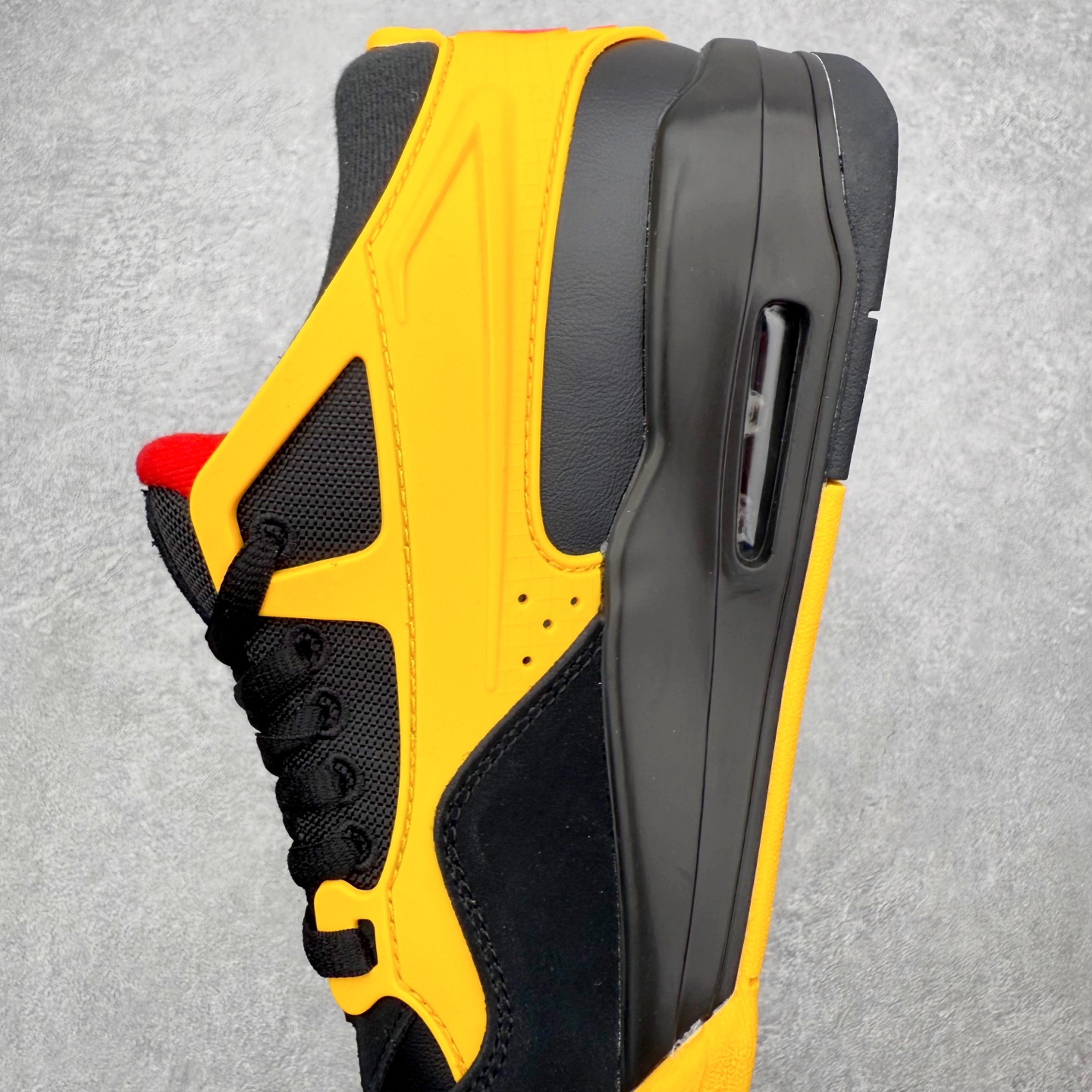 图片[7]-＃KZ纯原 Air Jordan AJ4 RM 重制版低帮复古篮球鞋 FQ7939-007 亲自操刀耗时半年巨作 全套原纸板楦头开发 确保原汁原味 完美呈现版型 一比一鞋头弧度高度鞋身弧度 原厂TPU 正确内里网布 菱角分明不变形无多余毛边 柔软性质感一致于原鞋 原厂织唛标 原厂飞人电绣工艺 尾指中部跳三针 独家绑鞋带手法 印刷中底布 四线拉帮 米色美纹纸贴合固定 进口港宝加持 后跟自然饱满 全鞋荧光划线卡点 追求极致完美 每一双都是工艺品 多重QC质检 超越公司货的品控标准 实实在在的免检产品 采用了低帮的设计 并保留了众多AJ4的经典元素 鞋身以皮革、麂皮材质拼接打造 AJ4经典的TPU材质延伸至后跟 增强鞋款稳定性 而鞋身侧面的网格设计则被取消 尾部的NIKE AIR标志也得到保留 并同时带有飞人logo 中底部分同样搭载了可视AIR气垫 鞋底采用米白色中底和外底呈现 为整个设计收尾 尺码：36 36.5 37.5 38 38.5 39 40 40.5 41 42 42.5 43 44 44.5 45 46 47.5 48.5-选品中心