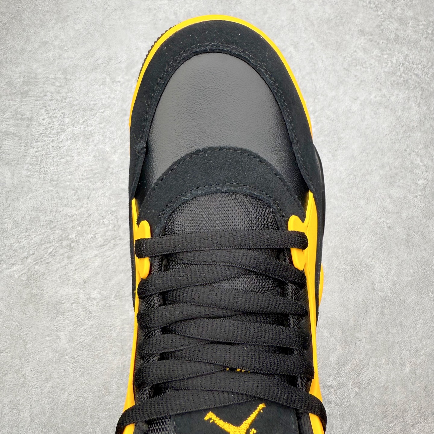 图片[4]-＃KZ纯原 Air Jordan AJ4 RM 重制版低帮复古篮球鞋 FQ7939-007 亲自操刀耗时半年巨作 全套原纸板楦头开发 确保原汁原味 完美呈现版型 一比一鞋头弧度高度鞋身弧度 原厂TPU 正确内里网布 菱角分明不变形无多余毛边 柔软性质感一致于原鞋 原厂织唛标 原厂飞人电绣工艺 尾指中部跳三针 独家绑鞋带手法 印刷中底布 四线拉帮 米色美纹纸贴合固定 进口港宝加持 后跟自然饱满 全鞋荧光划线卡点 追求极致完美 每一双都是工艺品 多重QC质检 超越公司货的品控标准 实实在在的免检产品 采用了低帮的设计 并保留了众多AJ4的经典元素 鞋身以皮革、麂皮材质拼接打造 AJ4经典的TPU材质延伸至后跟 增强鞋款稳定性 而鞋身侧面的网格设计则被取消 尾部的NIKE AIR标志也得到保留 并同时带有飞人logo 中底部分同样搭载了可视AIR气垫 鞋底采用米白色中底和外底呈现 为整个设计收尾 尺码：36 36.5 37.5 38 38.5 39 40 40.5 41 42 42.5 43 44 44.5 45 46 47.5 48.5-选品中心