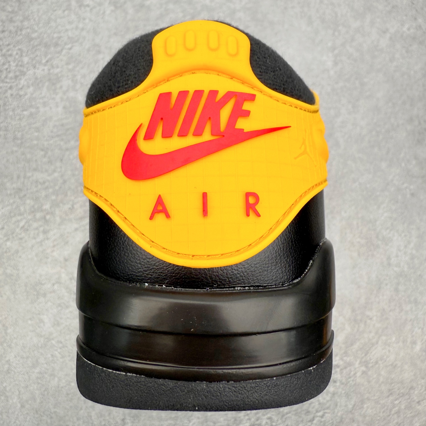 图片[8]-＃KZ纯原 Air Jordan AJ4 RM 重制版低帮复古篮球鞋 FQ7939-007 亲自操刀耗时半年巨作 全套原纸板楦头开发 确保原汁原味 完美呈现版型 一比一鞋头弧度高度鞋身弧度 原厂TPU 正确内里网布 菱角分明不变形无多余毛边 柔软性质感一致于原鞋 原厂织唛标 原厂飞人电绣工艺 尾指中部跳三针 独家绑鞋带手法 印刷中底布 四线拉帮 米色美纹纸贴合固定 进口港宝加持 后跟自然饱满 全鞋荧光划线卡点 追求极致完美 每一双都是工艺品 多重QC质检 超越公司货的品控标准 实实在在的免检产品 采用了低帮的设计 并保留了众多AJ4的经典元素 鞋身以皮革、麂皮材质拼接打造 AJ4经典的TPU材质延伸至后跟 增强鞋款稳定性 而鞋身侧面的网格设计则被取消 尾部的NIKE AIR标志也得到保留 并同时带有飞人logo 中底部分同样搭载了可视AIR气垫 鞋底采用米白色中底和外底呈现 为整个设计收尾 尺码：36 36.5 37.5 38 38.5 39 40 40.5 41 42 42.5 43 44 44.5 45 46 47.5 48.5-选品中心